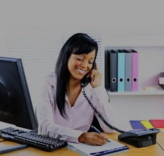 Femme souriante parlant au téléphone dans un bureau