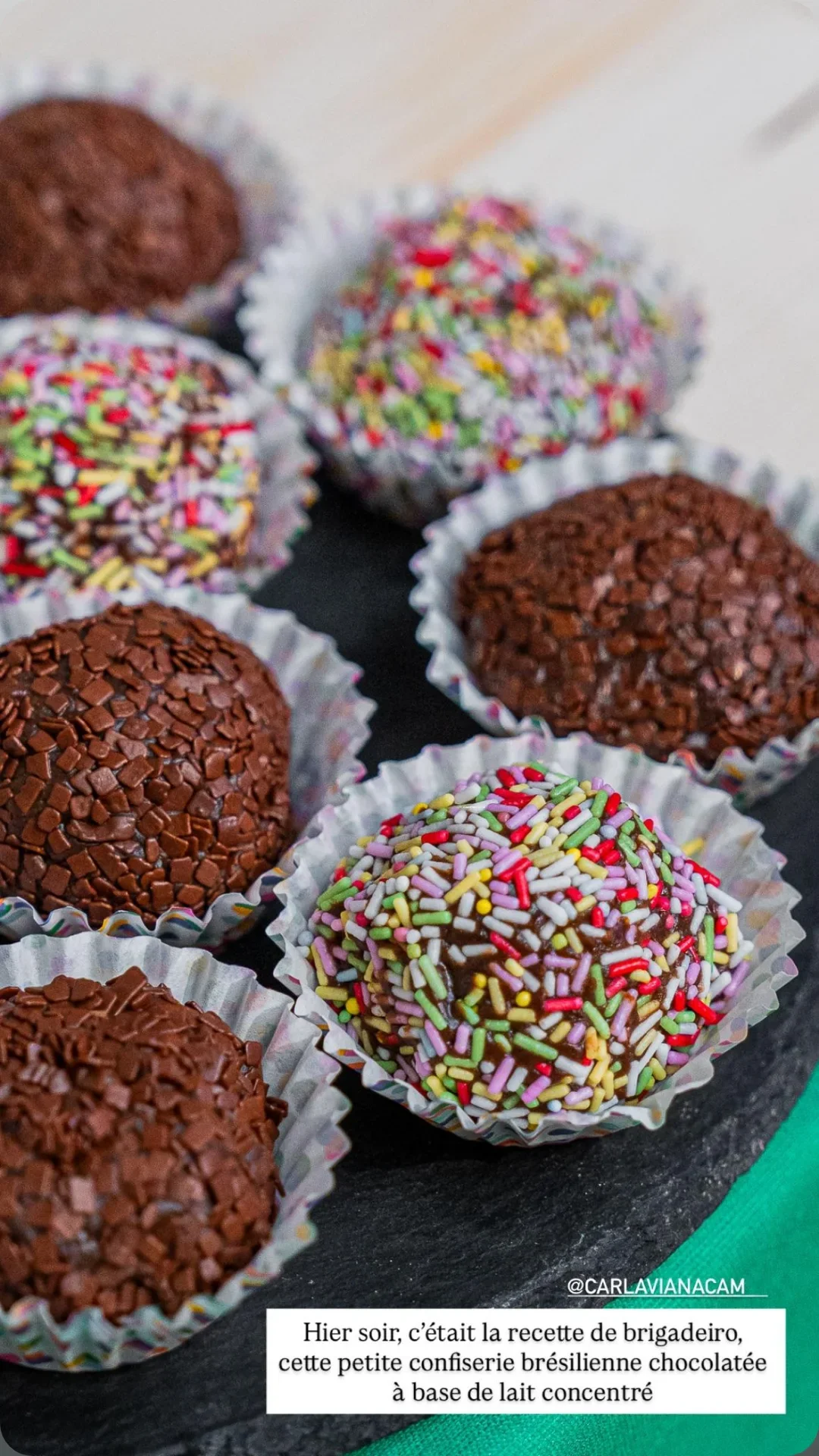 Boules de confiserie brésilienne au chocolat et aux vermicelles colorés, présentées dans des caissettes en papier