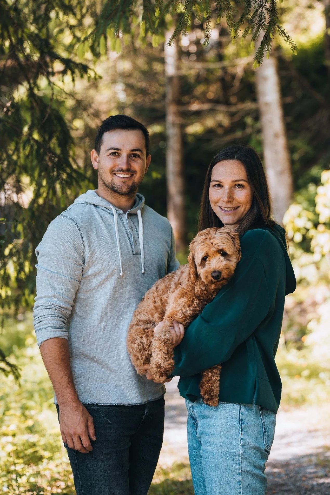 Nadine & Urs Kryenbühl mit Hund Bailey, Hypnosetherapien und Medizinische Massagen in Unteriberg, im Kanton Schwyz - embodhi.ch