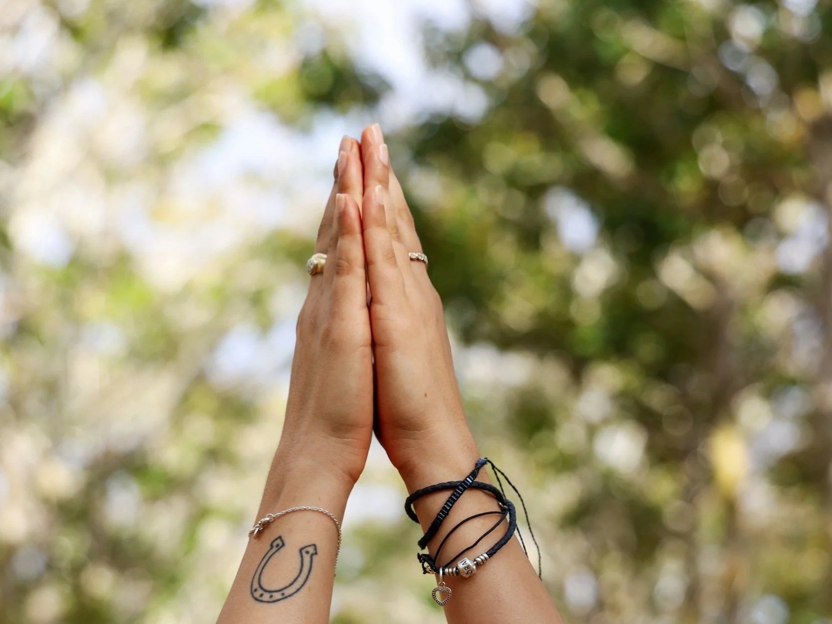 Mixing the medical with the medium: asking for medical advice in readings