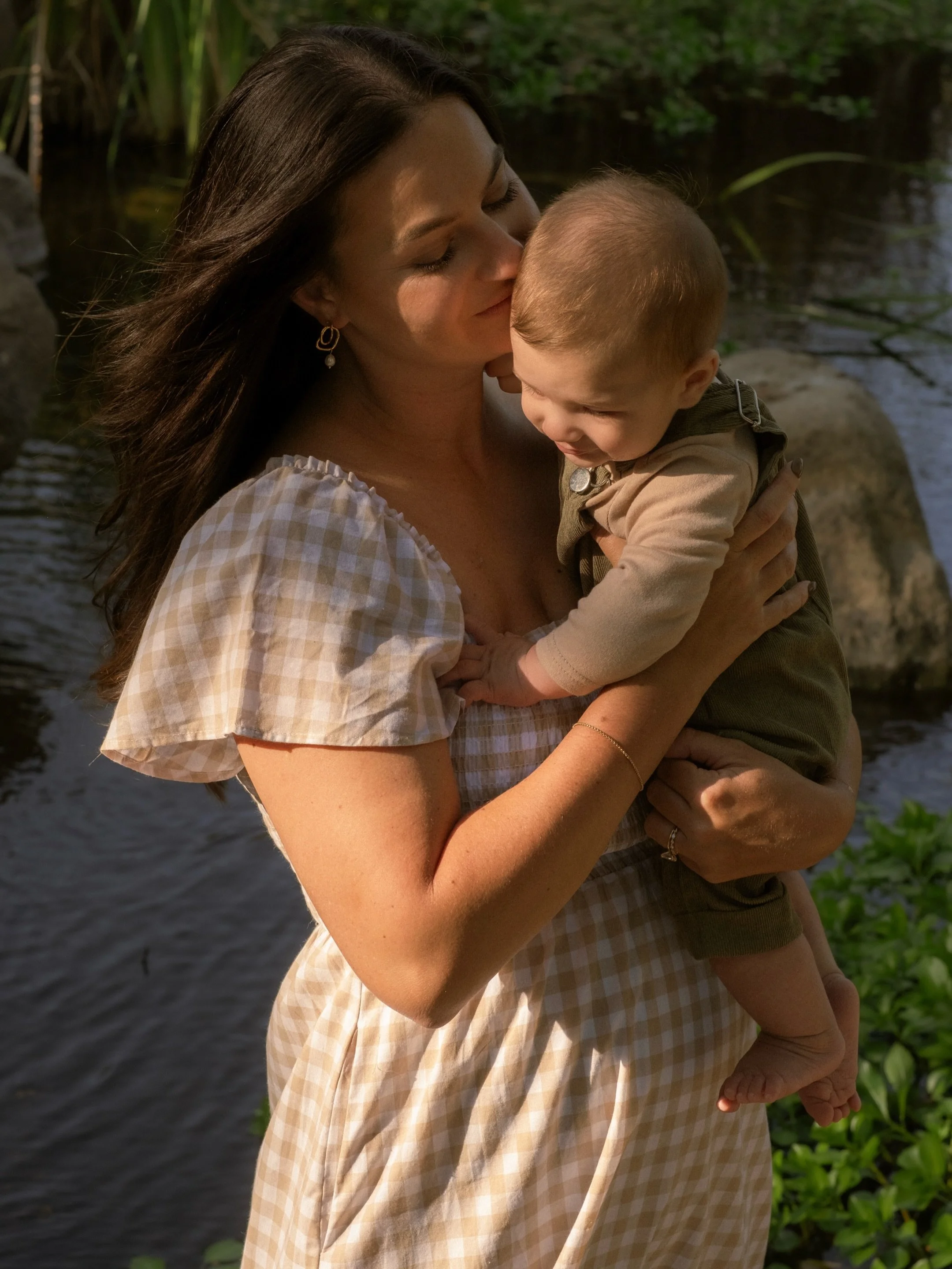 Some highlights from a nature filled motherhood and family session over the weekend ❤️We had some bonus guests towards the end 🦆🫶🏼
.
.
.
.
.
#sandiegofamilyphotographer #motherhoodsession #sandiegoportraits #missiontrails 
San Diego motherhood pho
