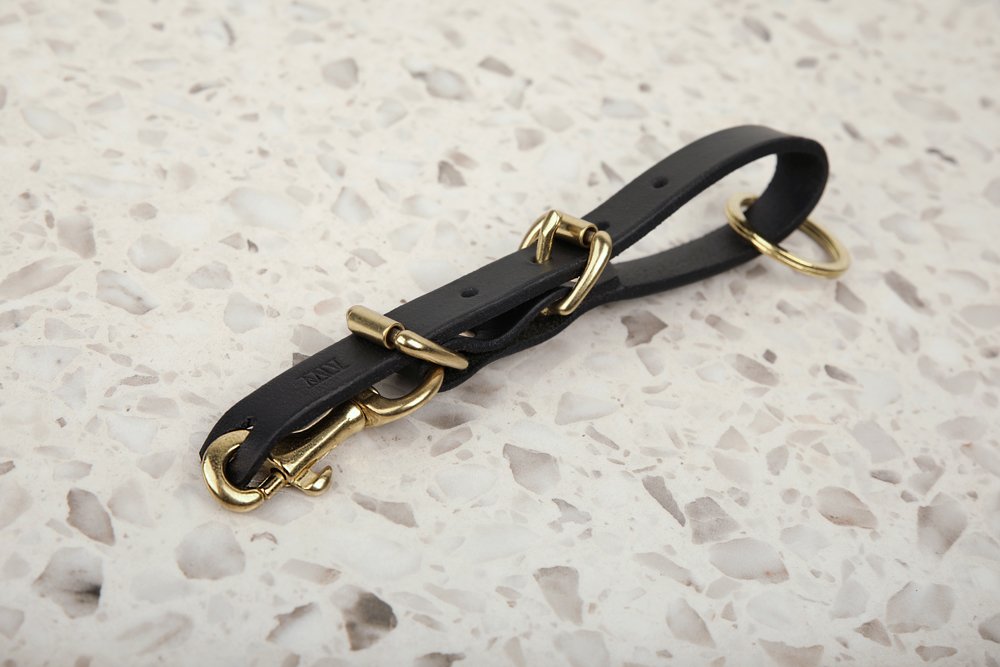 Kain-keyring-cuffs_black leather__1J3A6067.jpg