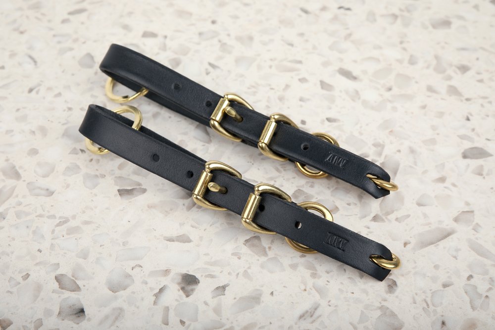 Kain-keyring-cuffs_black leather__1J3A6005.jpg