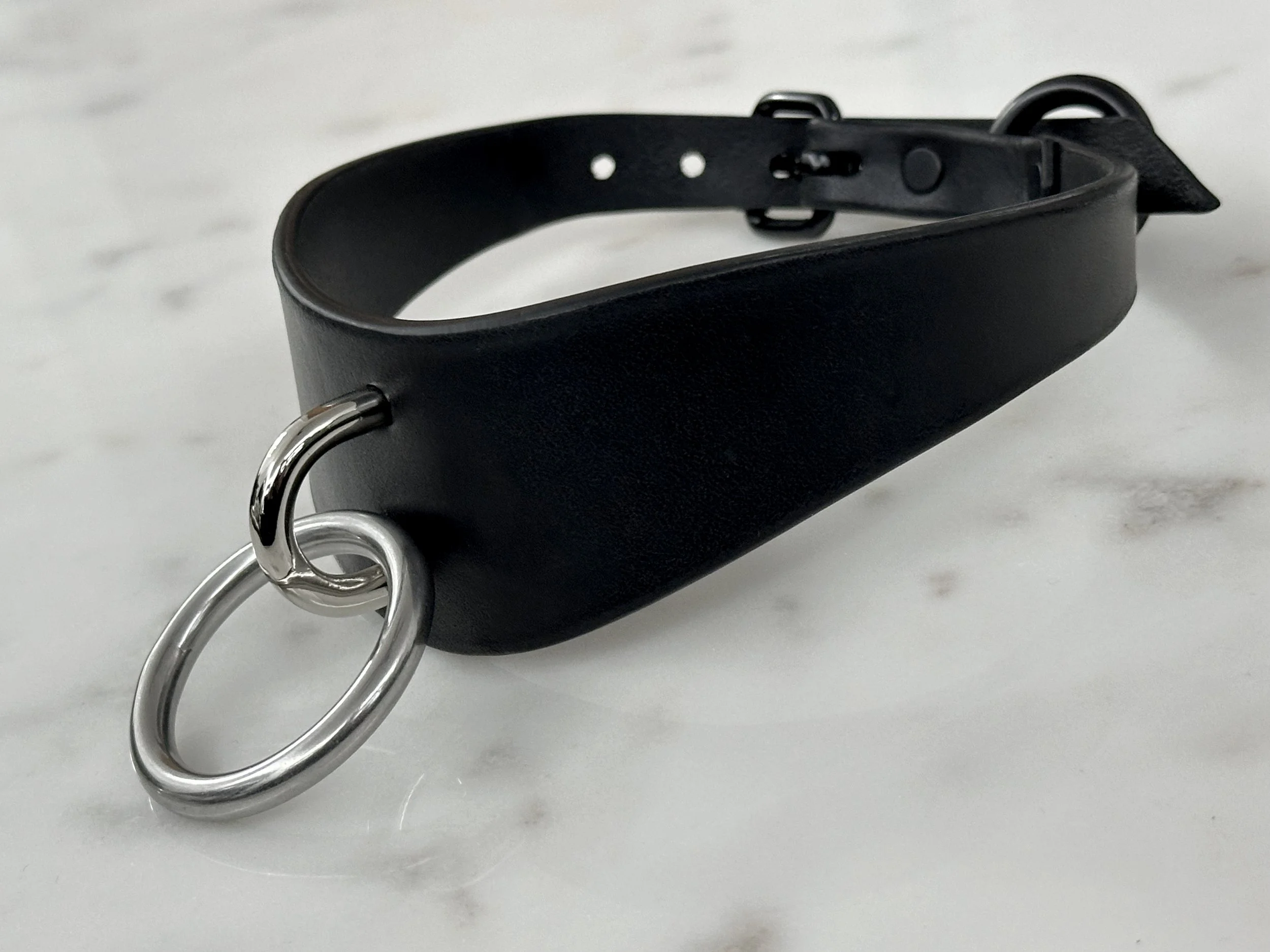 Atticus Ivy Rea collar in black leather with stainless steel_right side.jpg