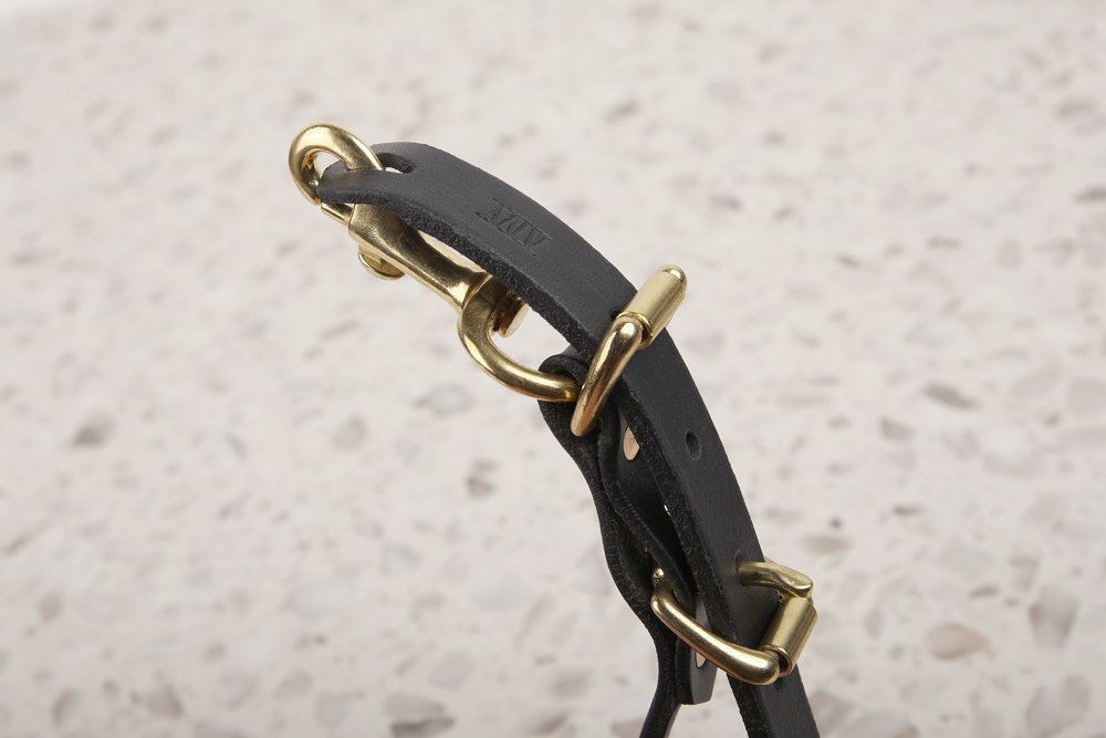 Kain-keyring-cuffs_black leather_1J3A6060.jpg