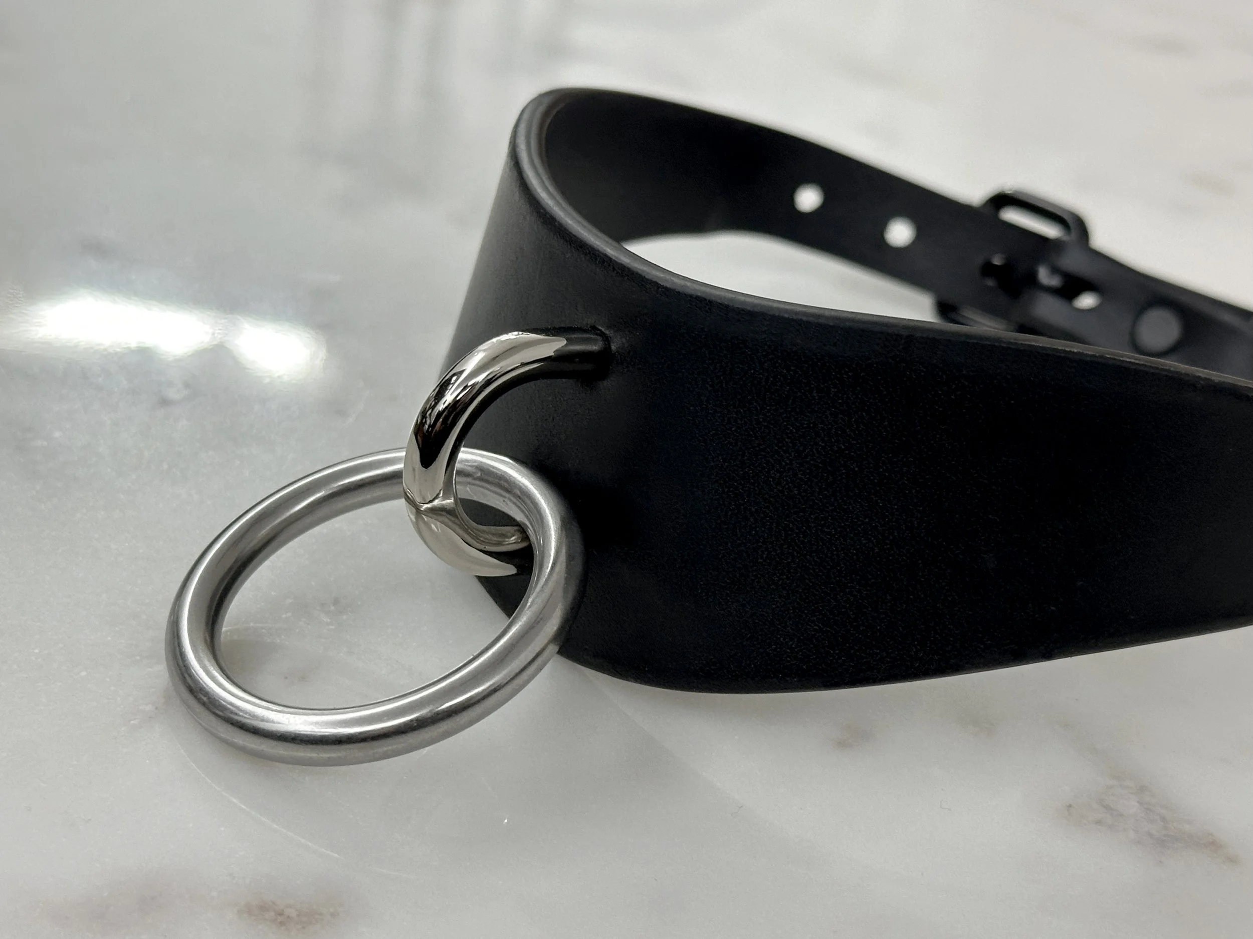 Atticus Ivy Rea collar in black leather with stainless steel_angle.jpg