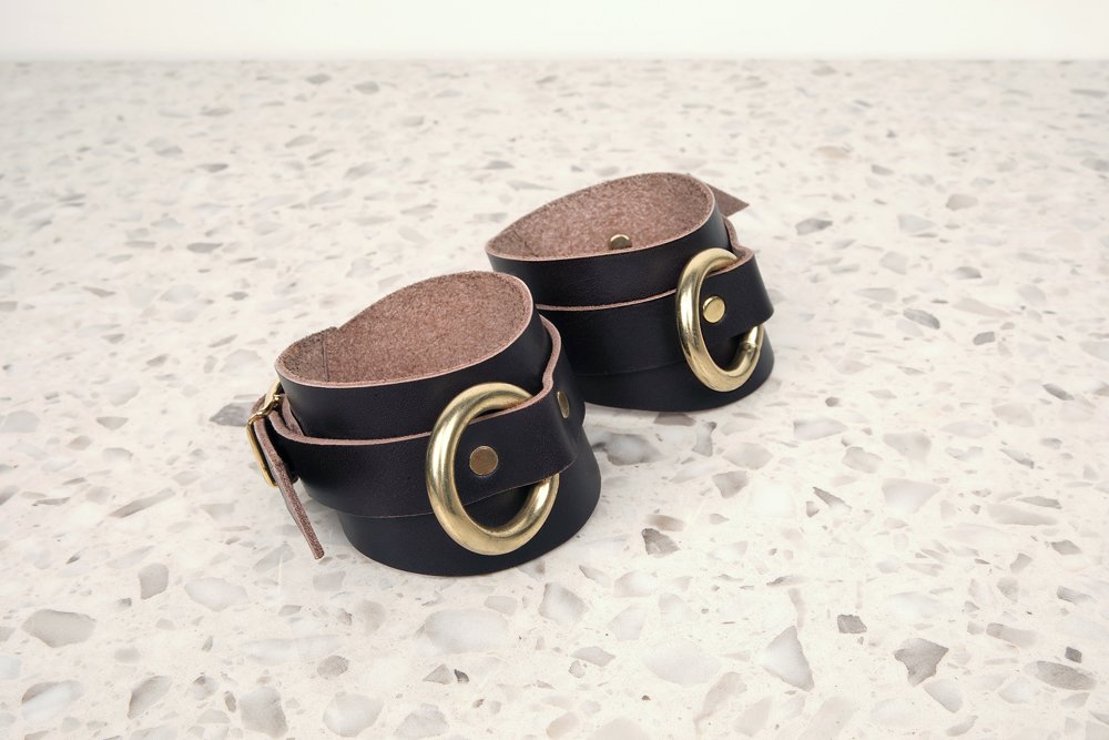 Haika-handcuffs_dual_1J3A6527.jpg