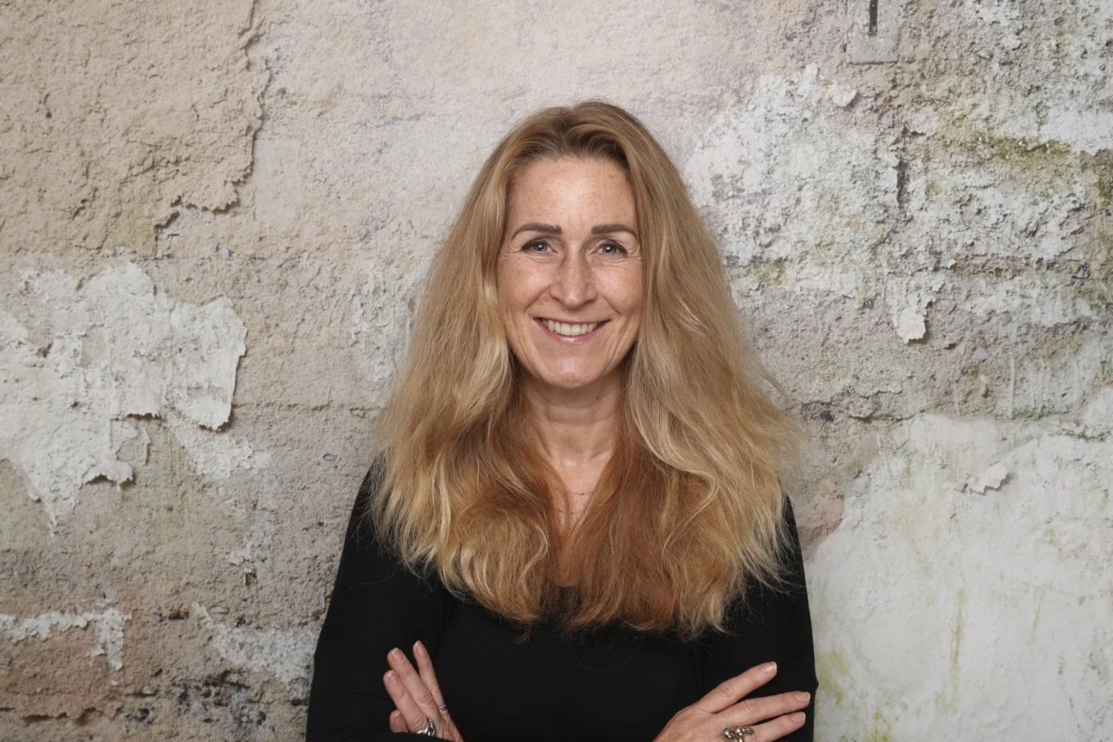 Daniela Wilberg, systemische Organisationsentwicklerin in Potsdam, lächelt in die Kamera.