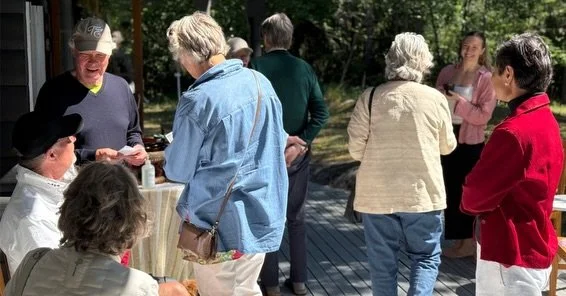 I sommar har jag m&aring;lat, m&aring;lat, m&aring;lat och m&aring;lat. Jag har spenderat m&aring;nga l&aring;nga dagar i atelj&eacute;n och inte lagt ifr&aring;n mig penslarna f&ouml;rr&auml;n midnatt. Har trivts med att vara uppe sent. Jag gillar t