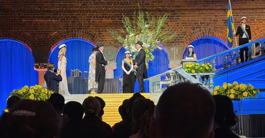 &rdquo;- Vad g&ouml;r din pappa egentligen?&rdquo; N&auml;r jag var v&auml;ldigt liten f&ouml;rstod jag inte riktigt och brukade skoja med mina j&auml;mn&aring;riga att han var spion. 

Med &aring;ren kom jag f&ouml;rst&aring;s att f&ouml;rst&aring; 