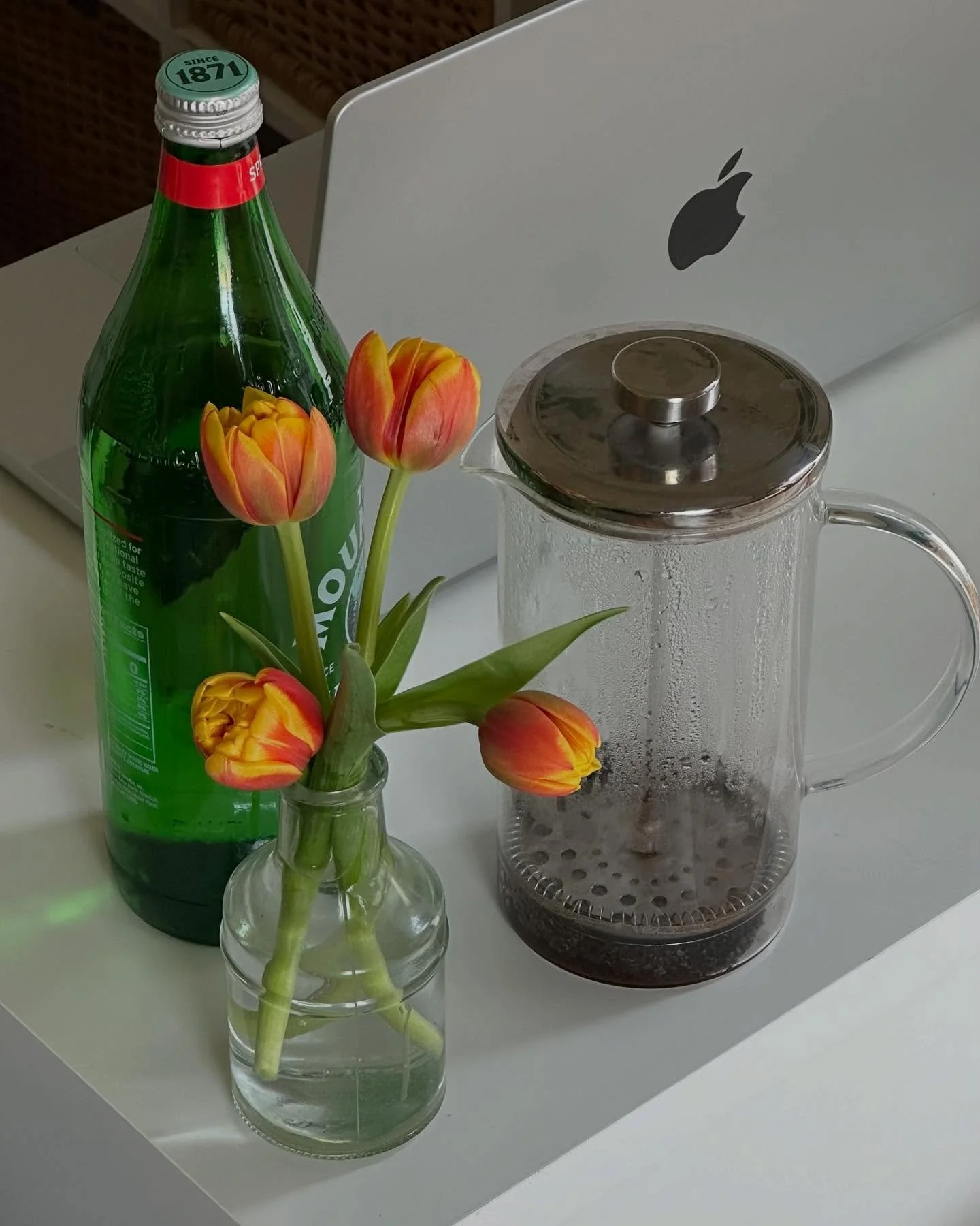 cozy wfh things 🌷

1. peony tulips making my desk a little happier
2. quiet journal moments
3. fun client meetings! 
4. unboxing @applewoodcandleco 🕯️ (the best)
5. starting to shape the look &amp; feel for @nestedinteriordesign&rsquo;s IG 💭
6. fu