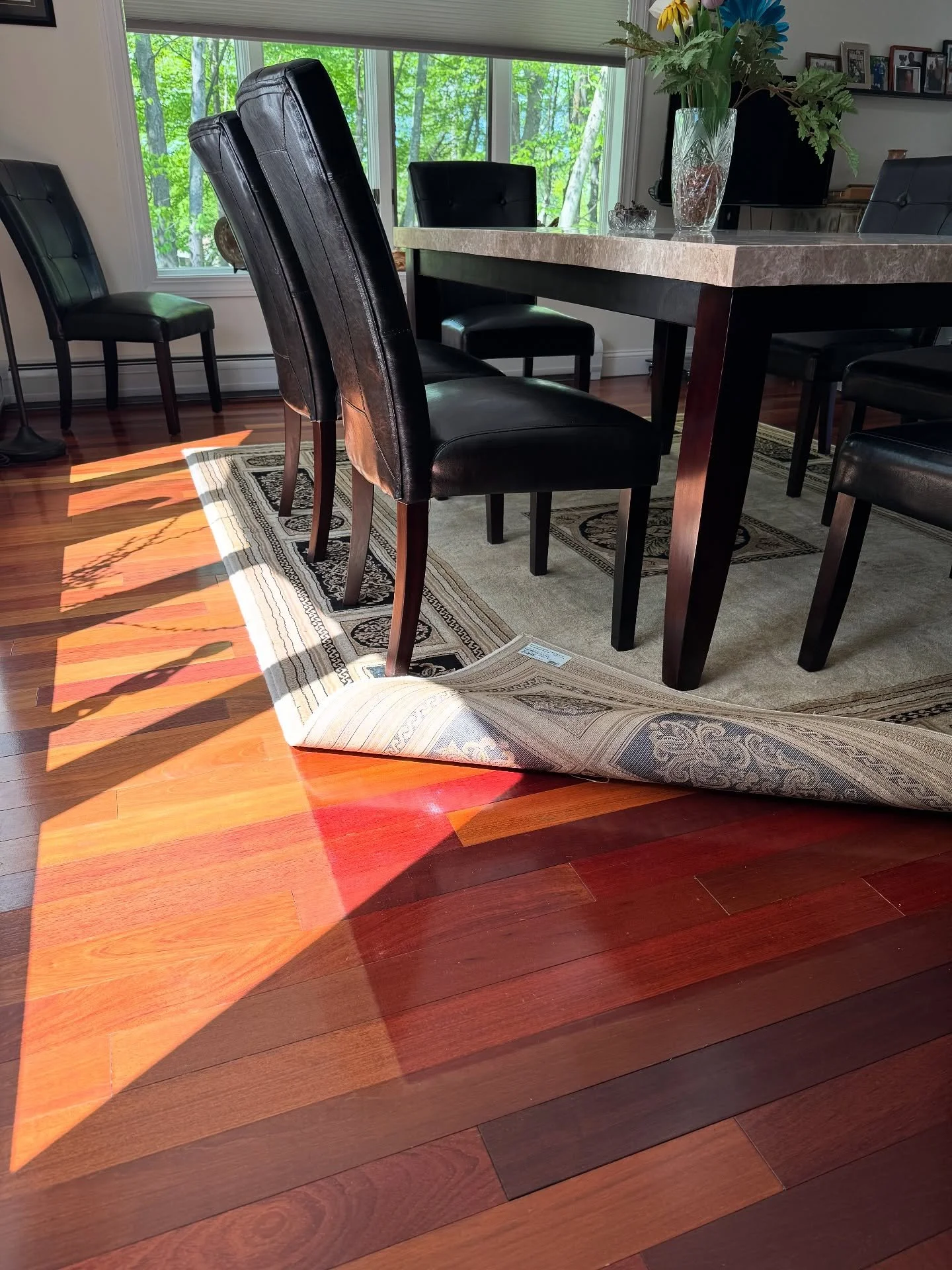 𝐏𝐫𝐢𝐦𝐞 𝐃𝐚𝐲 𝐜𝐚𝐧’𝐭 𝐬𝐚𝐯𝐞 𝐲𝐨𝐮𝐫 𝐟𝐥𝐨𝐨𝐫𝐬 𝐟𝐫𝐨𝐦 𝐭𝐡𝐢𝐬. 🫣
See that sharp line under the rug? That’s what years of UV rays can do. Sunlight will fade your beautiful hardwood floors, carpets, furniture, and artwork.