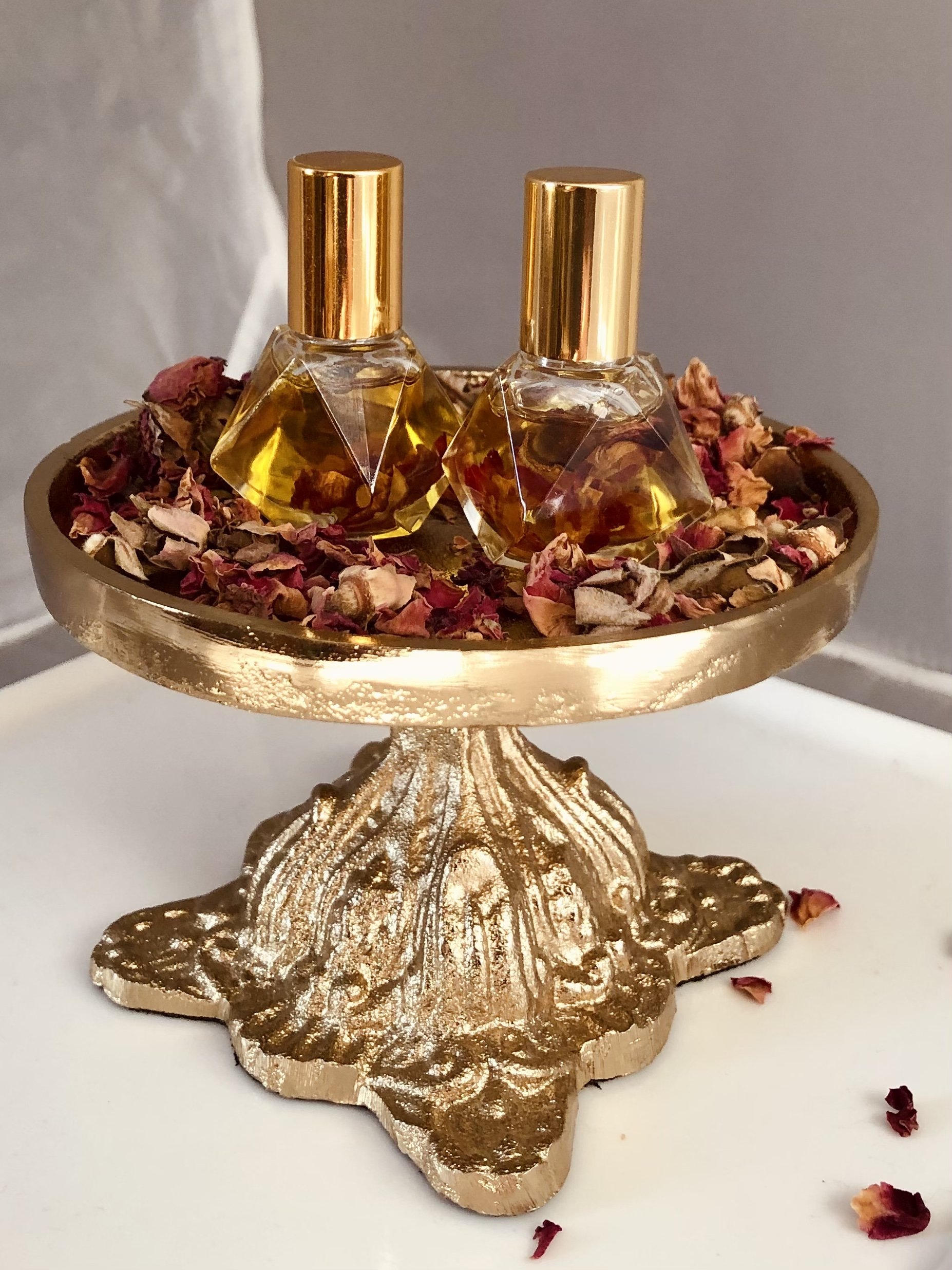  
  LUX Lifestyle    New Hampshire based botanical beauty brand inspired by nature, art, and the everyday ritual of caring for ourselves. Each product is mindfully crafted with gentle, ingredient-conscious formulas designed to hydrate, soothe, and br