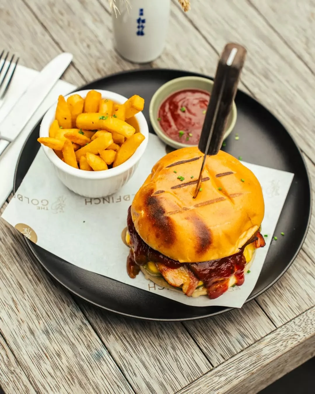 Midday moments made delicious. Available Tuesday to Friday from 11:30am to 2pm, our lunch menu brings together bold flavours and comforting favourites. From vibrant burgers to tender steak dishes, every plate is crafted for quick bites or relaxed esc