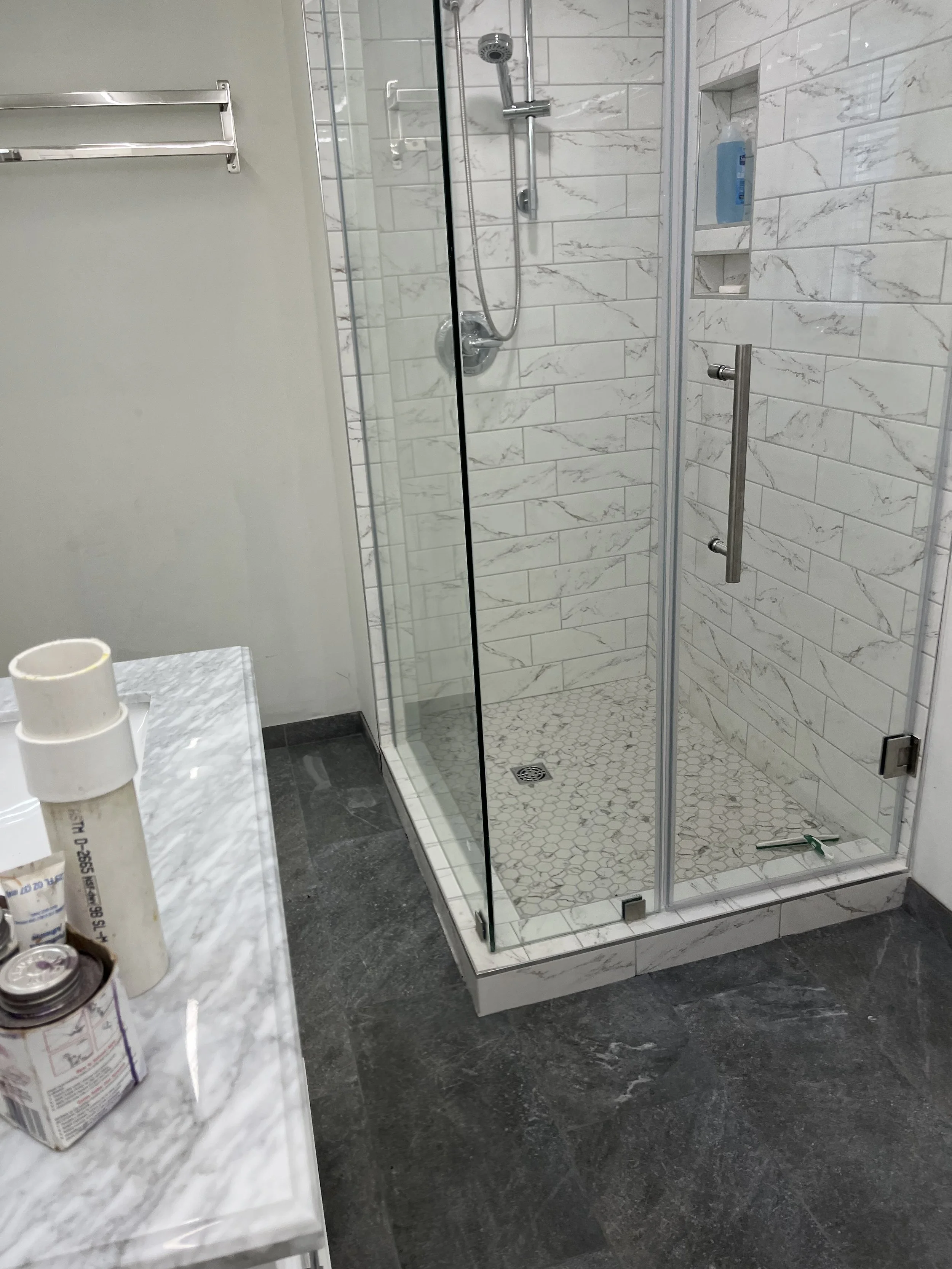 Barndaminuim tile shower