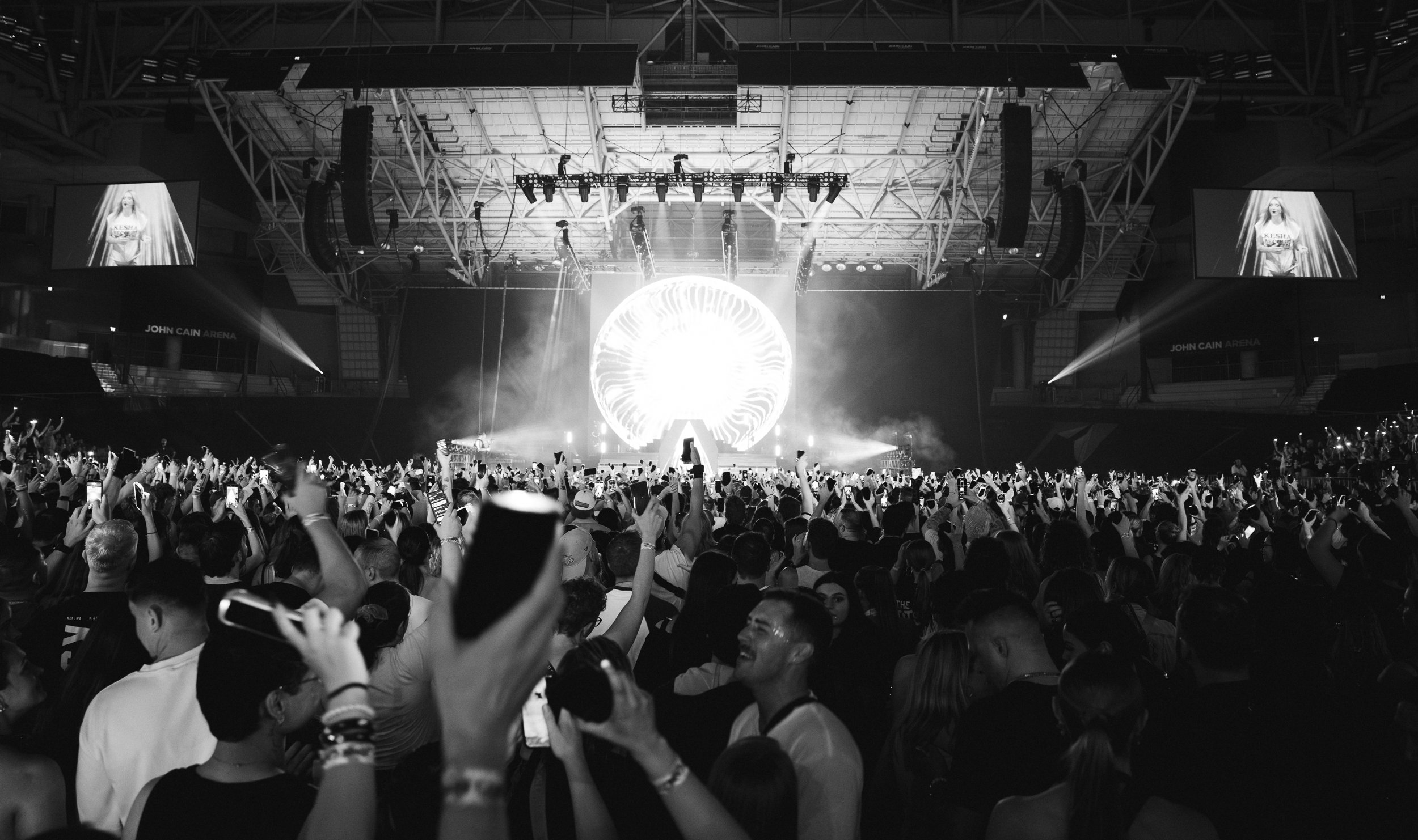 Kesha @ John Cain Arena 22-2-26-31.png