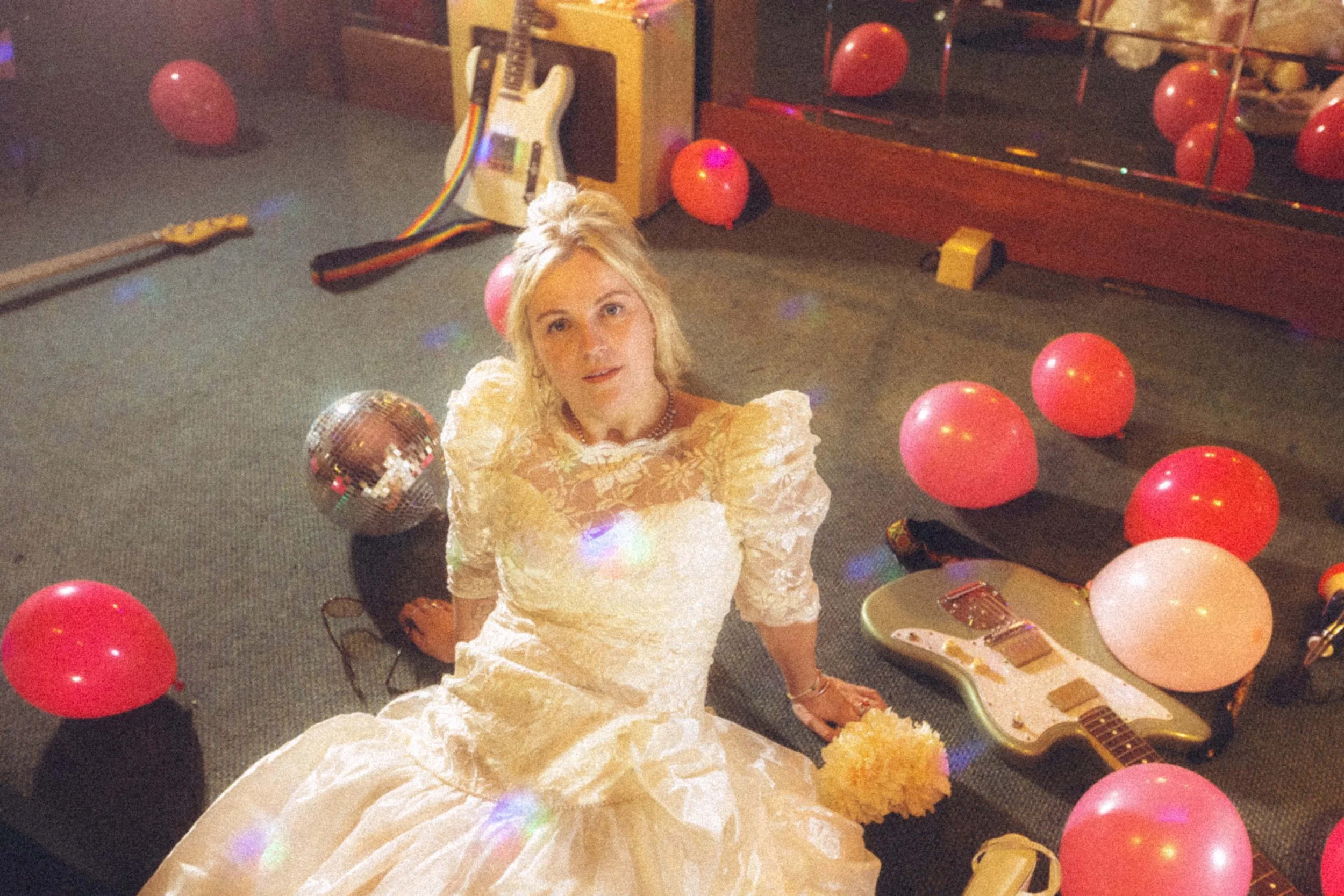 ROMANIE SHARES SECOND ALBUM ‘IT’S NOT THAT FUNNY’