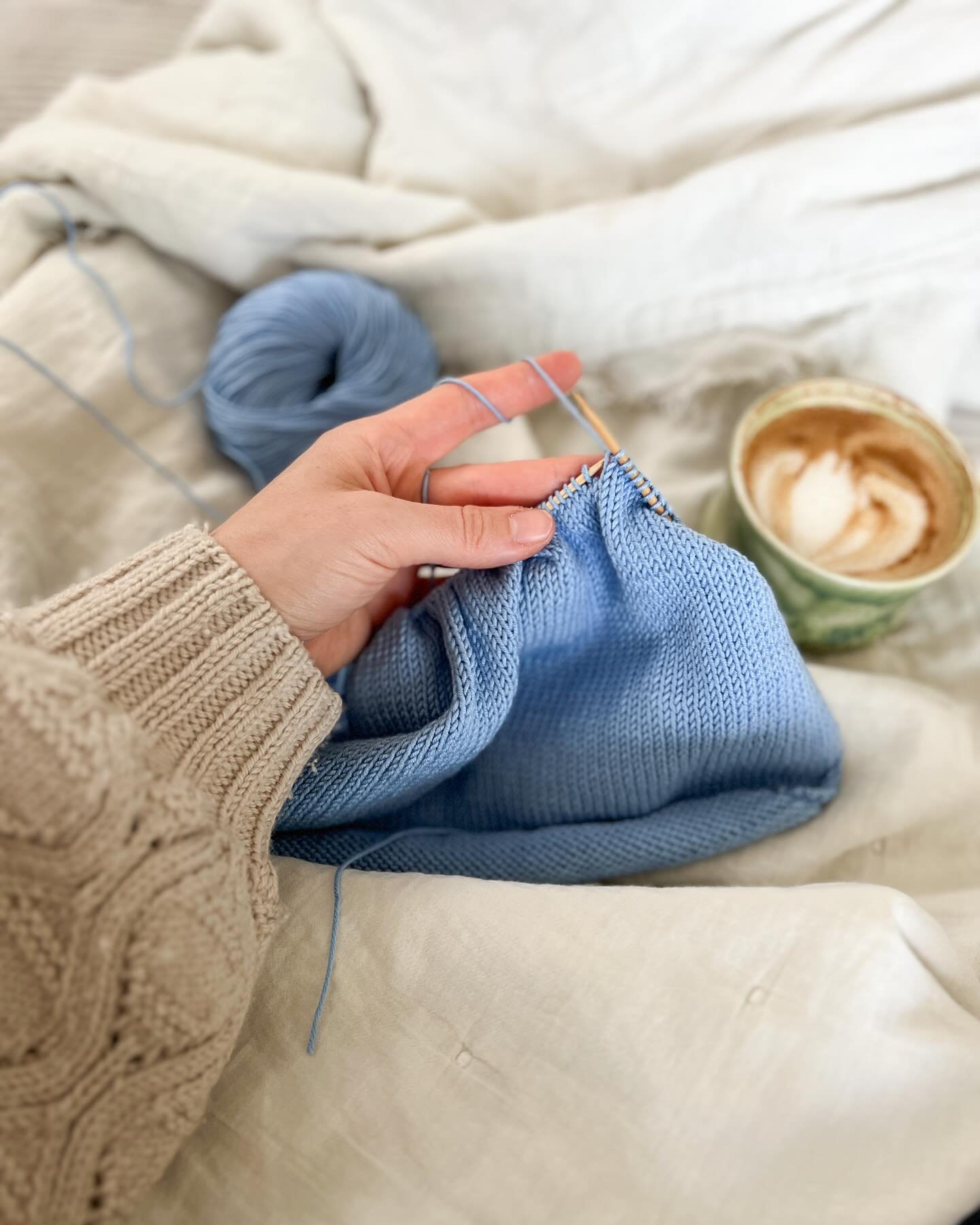 Ok, ich geb&rsquo;s zu, ich habe aktuell ein paar viele Projekte gleichzeitig auf der Nadel. 🙈🧶
In hellblau entsteht noch ein #matitatop ohne Muster unten am Rand f&uuml;r die Anleitung.
In gr&uuml;n habe ich was besonderes auf den Nadeln. Bin gesp