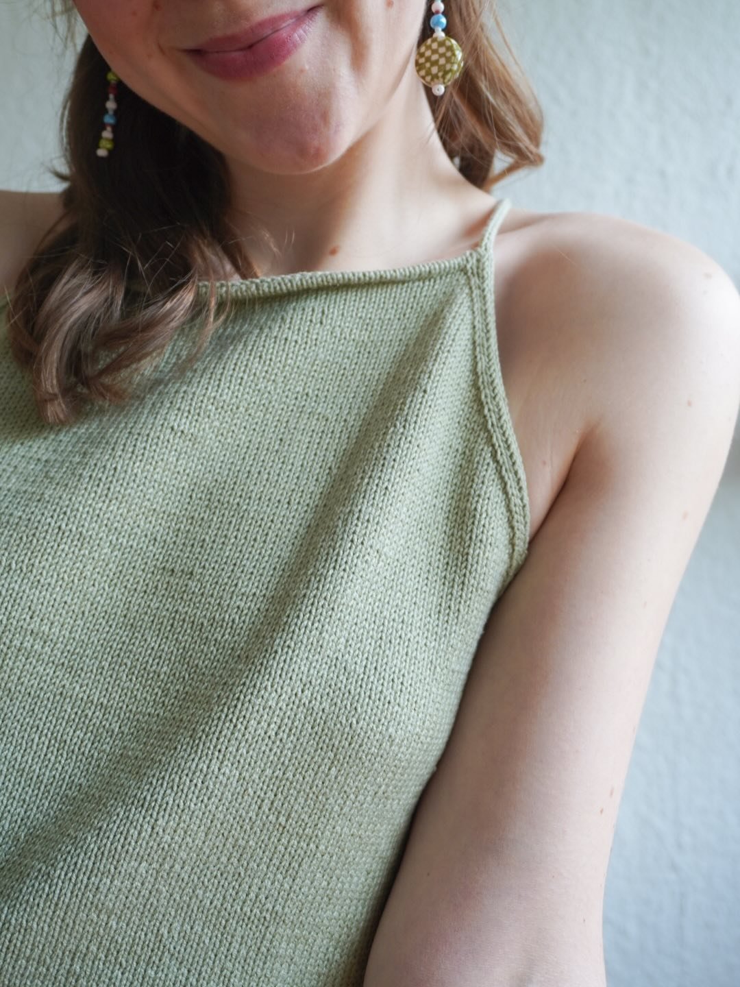 Das Matita Top. 🧶☀️🙌🏼
Schaut euch die tollen Ergebnisse meiner wunderbaren Teststrickerinnen an! 😍🫶🏼ich bin euch so dankbar, f&uuml;r die Unterst&uuml;tzung 🧶🥰 W&uuml;rdest du es mit oder ohne Muster unten am Rand stricken? 🧡
&bull;
*Werbung