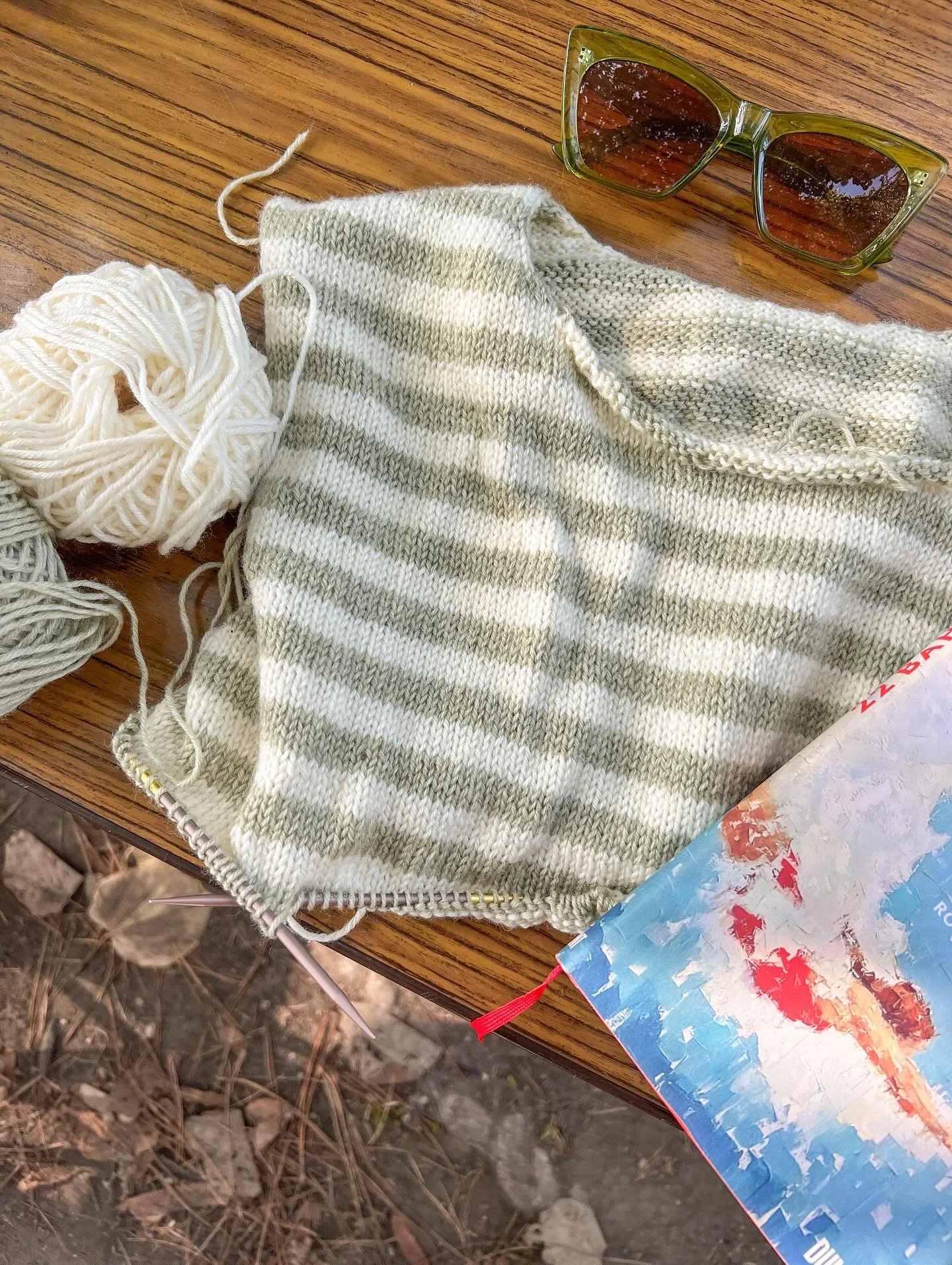Ich schicke euch ein bisschen Urlaubsfeeling. ☀️🌊🧶
*Werbung*
Aktuell stricke ich neben dem Waves Cardigan noch an einem neuen Projekt mit @mymayflower.de Easy Care Classic. Das wird ein geringelter Pullover und vielleicht bekommt er eine kleine Tas