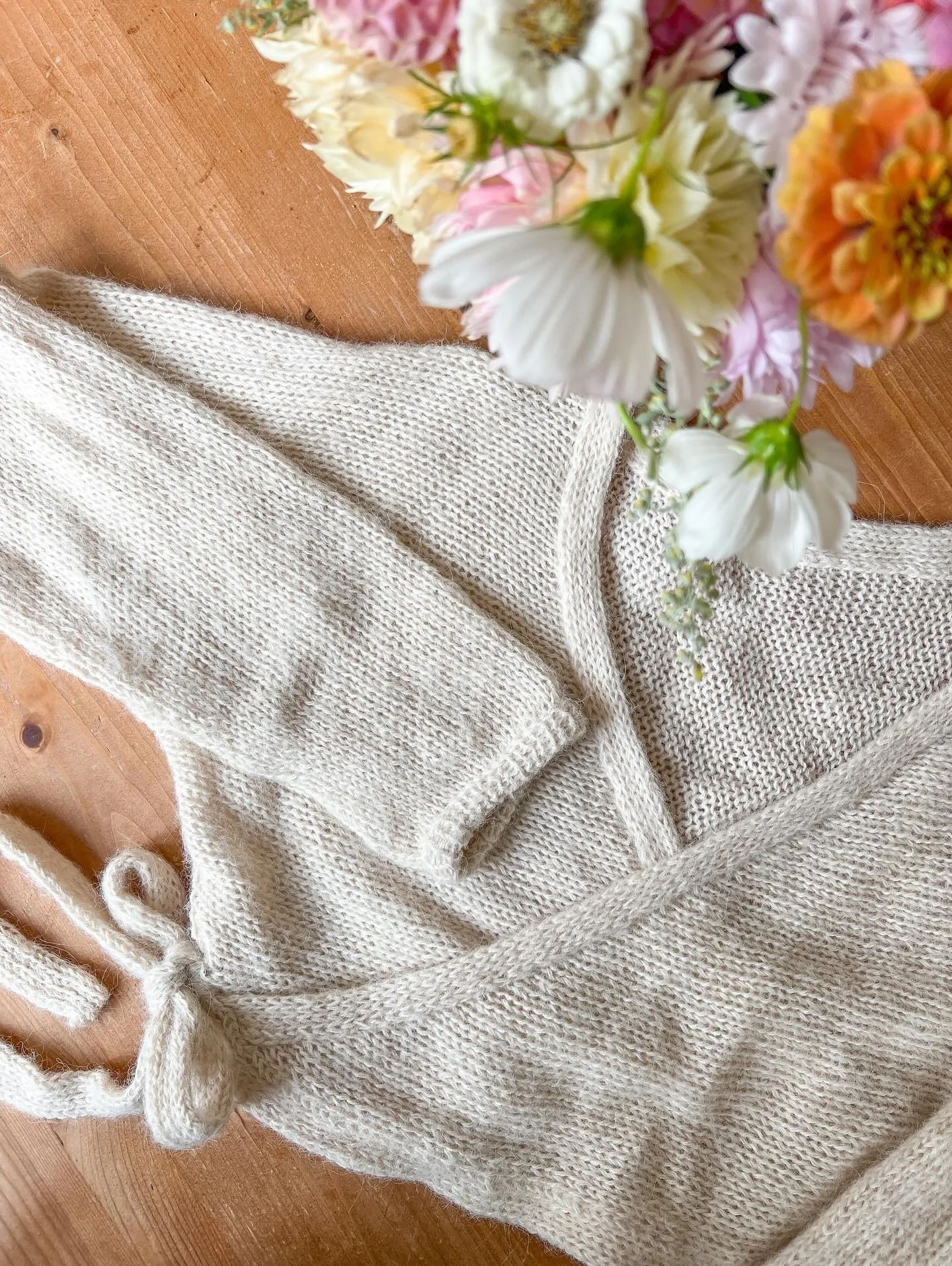 Vor fast einem Monat haben wir unsere freie Trauung gefeiert. Und ich habe diese Wickeljacke getragen, die ich mir f&uuml;r den Tag gestrickt habe. 🥹🤍🥰 Heute habe ich einen Vlog hochgeladen, in dem ich die Wickeljacke stricke und ein paar DIY&lsqu