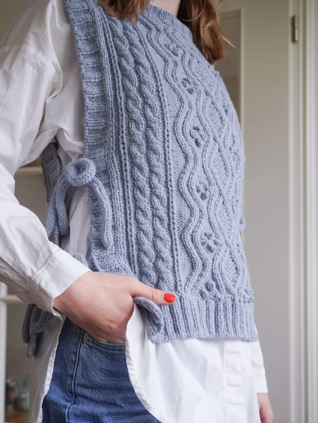 Heute ist es auch hier in Frankreich usselig und regnerisch und pl&ouml;tzlich f&uuml;hle ich mich nach Herbst und freue mich auf meine Pullunder zu Hause. 🥰🍂🧶
&bull;
📝 Strickanleitung von mir: Katja Slipover
🧶 Fivel @raumagarn 
&bull;
#pullunde