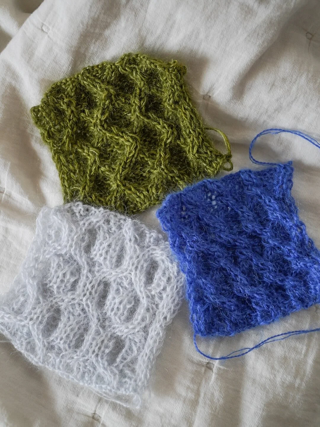 Ich habe ein bisschen experimentiert mit Mustern, die auf beiden Seiten gleich aussehen oder auf beiden Seiten sch&ouml;n aussehen um daraus Schalanleitungen zu machen. 🥰🧡🧶
Mich st&ouml;rt es manchmal, wenn es bei Schals nur eine sch&ouml;ne Seite