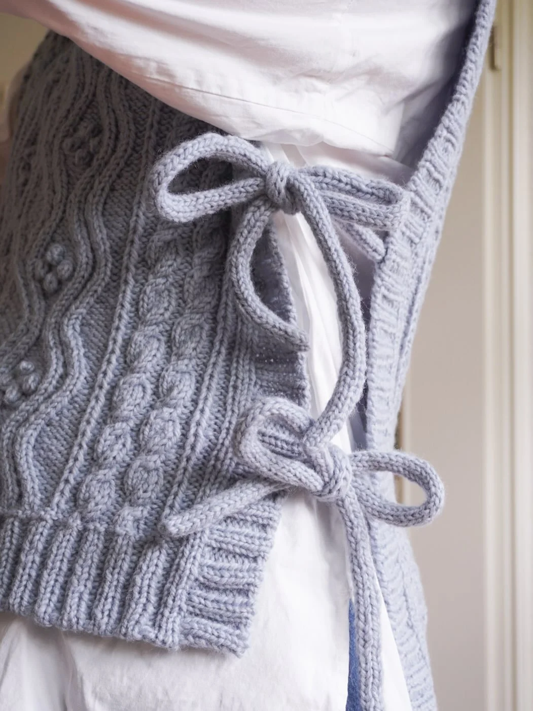 Ein kleiner Zopfmuster appreciation post 😍
Am Donnerstag war der Zopfmuster Strickworkshop und ganz nach dem Motto sind hier einige meiner Zopfmuster Strickanleitungen. 🥰🧶 
&bull;
Auf den Fotos siehst du
&bull; den Katja Slipover
&bull; den Wochen