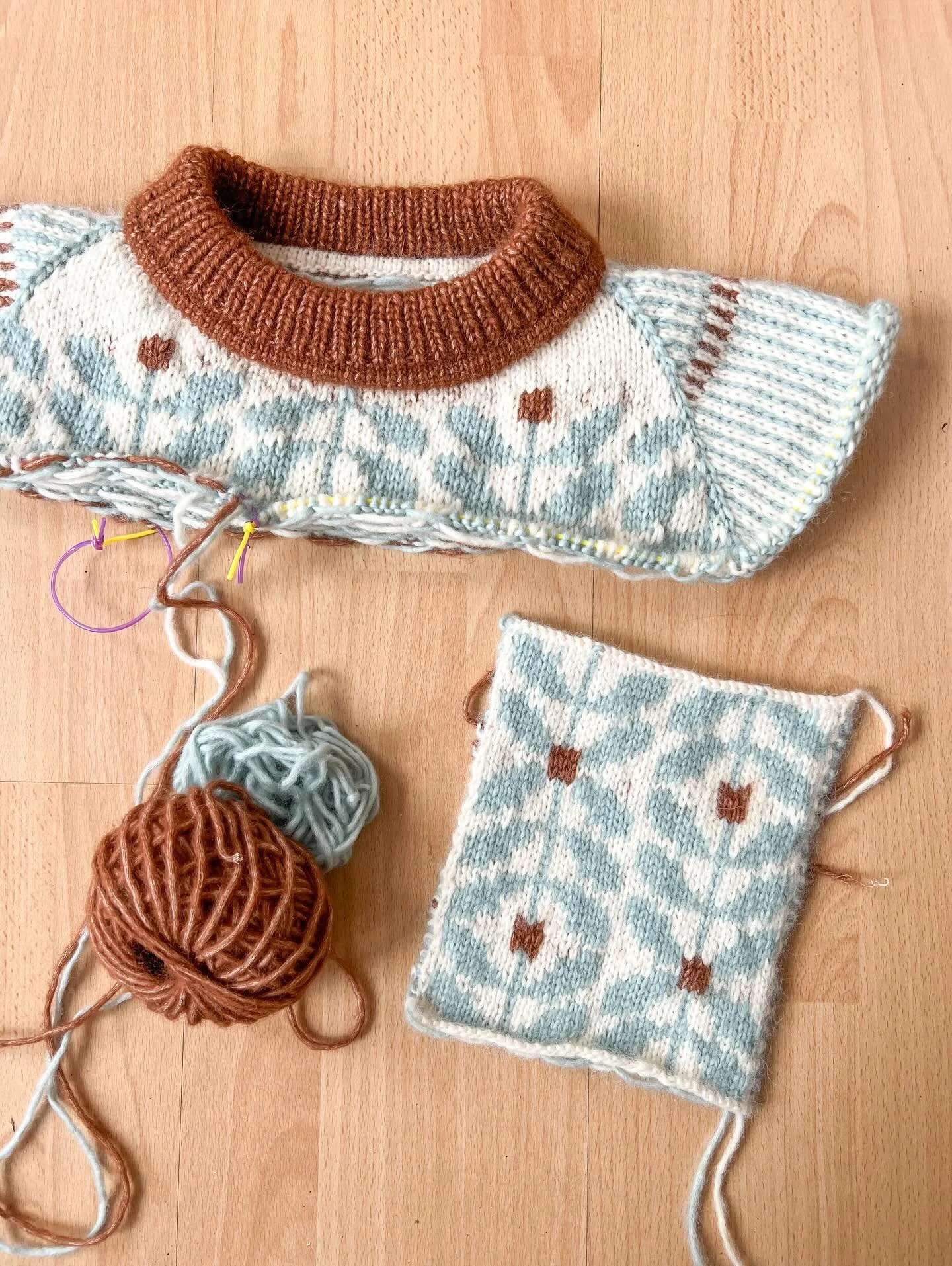 Ich bin die letzten Tage kurz mal in eine Colorwork Sucht abgerutscht und konnte das Projekt einfach nicht liegen lassen, obwohl gerade ganz andere Anleitungen auf dem Plan stehen&hellip;Nennt man das dann produktive Prokrastination? 😅🫣&hellip;ich 