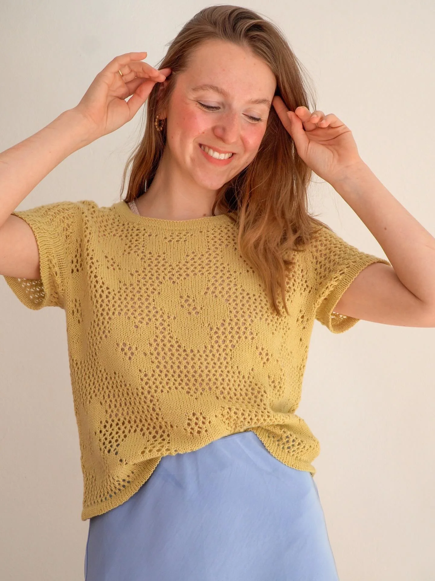 Da ist es, das In Bloom Tee 🌸🌼☀️ 
Es hat so viel Spa&szlig; gemacht das T-Shirt zu stricken und zu designen. 🥰🧶 Es wird alles in einem mit Set in Sleeves gestrickt und ich freue mich schon auf w&auml;rmere Tage, um es zu treten.☀️
Ich suche gerad