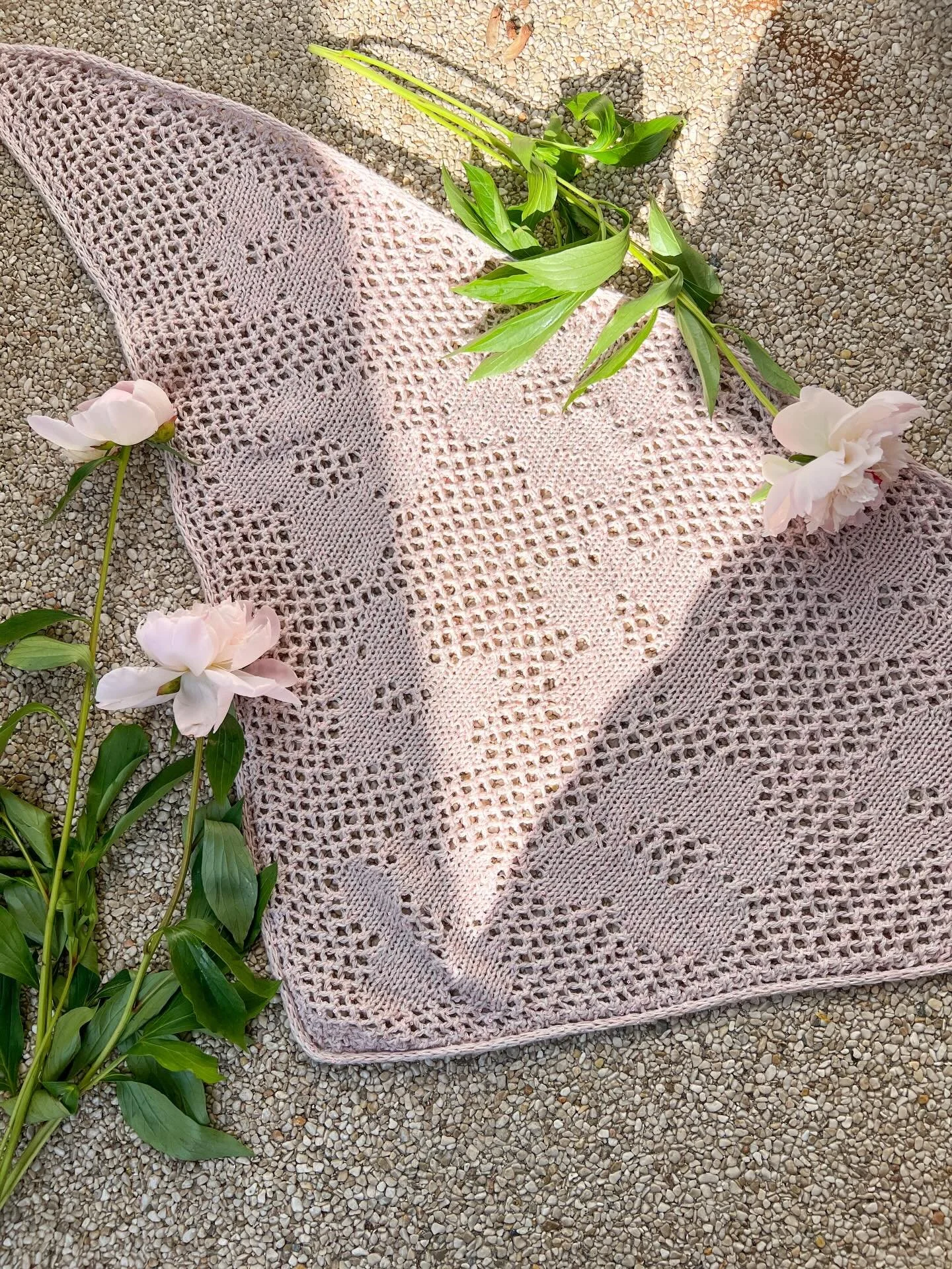 Was f&uuml;r ein Wetter da drau&szlig;en&hellip;da hilft nur einkuscheln und sommerliche Strickgedanken machen. 🧶☀️🌸🌼✨
Hier seht ihr auch noch ein paar Ergebnisse aus dem Teststrick vom In Bloom Shawl. Ich glaube ich brauche selber auch noch ein p