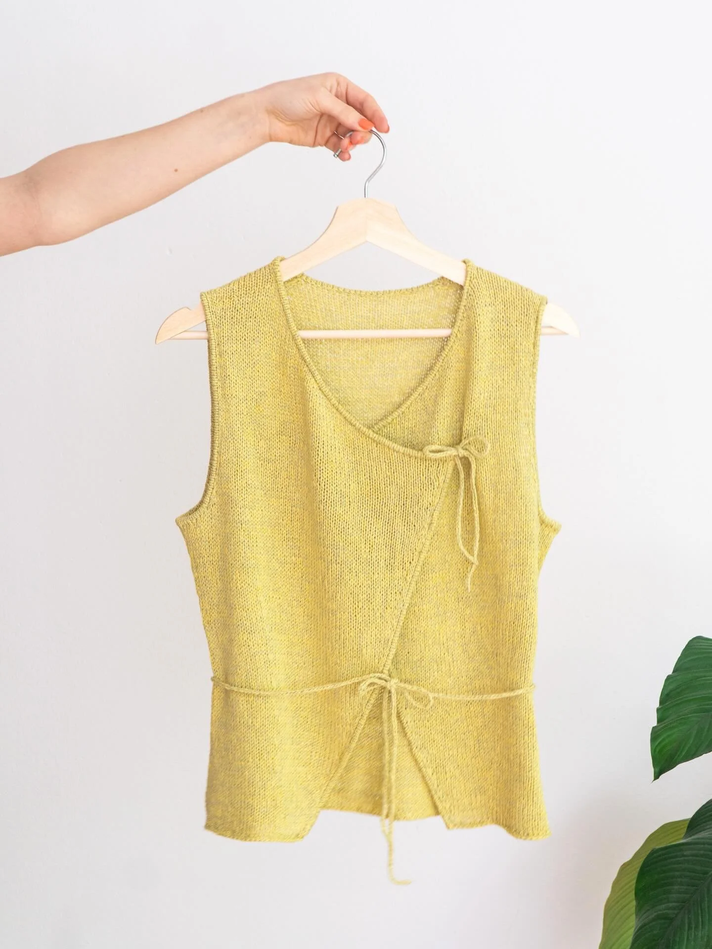 Am Montag ist es soweit und die Strickanleitung zur Violet Vest wird ver&ouml;ffentlicht. 😍 Das war wirklich ein spannender Prozess, weil das Material f&uuml;r mich neu war 🌱 und die Form auch etwas, was ich vorher noch nicht gemacht hatte. 
Hier f