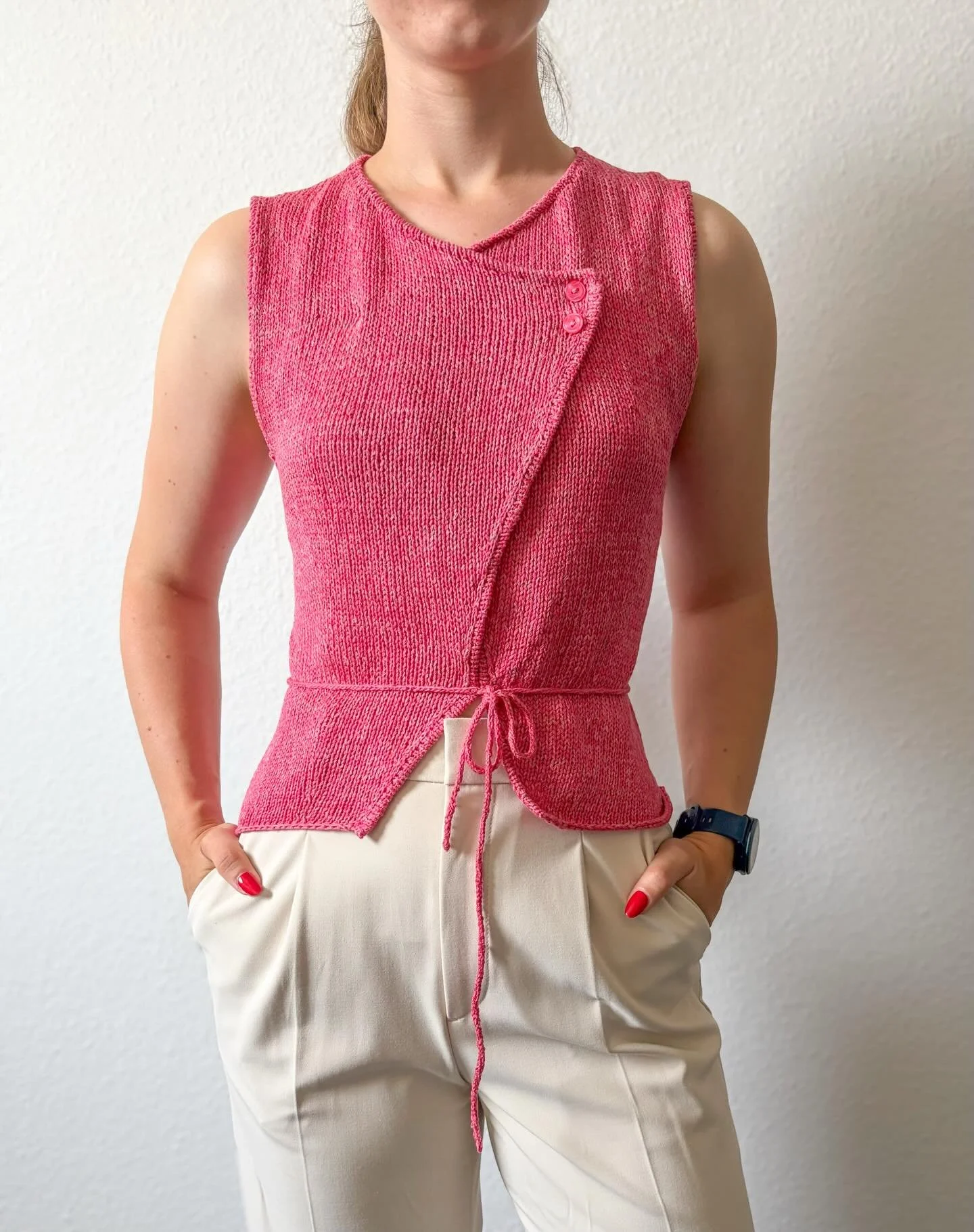 Anzeige / Pattern Release ✨🌱🎉 (english below)
Die Violet Vest Anleitung ist online (bei Raverly und auf meiner Webseite) und dazu auch eine komplette Videoanleitung, in der alle Techniken ausf&uuml;hrlich erkl&auml;rt sind. Ich freue mich so, euch 