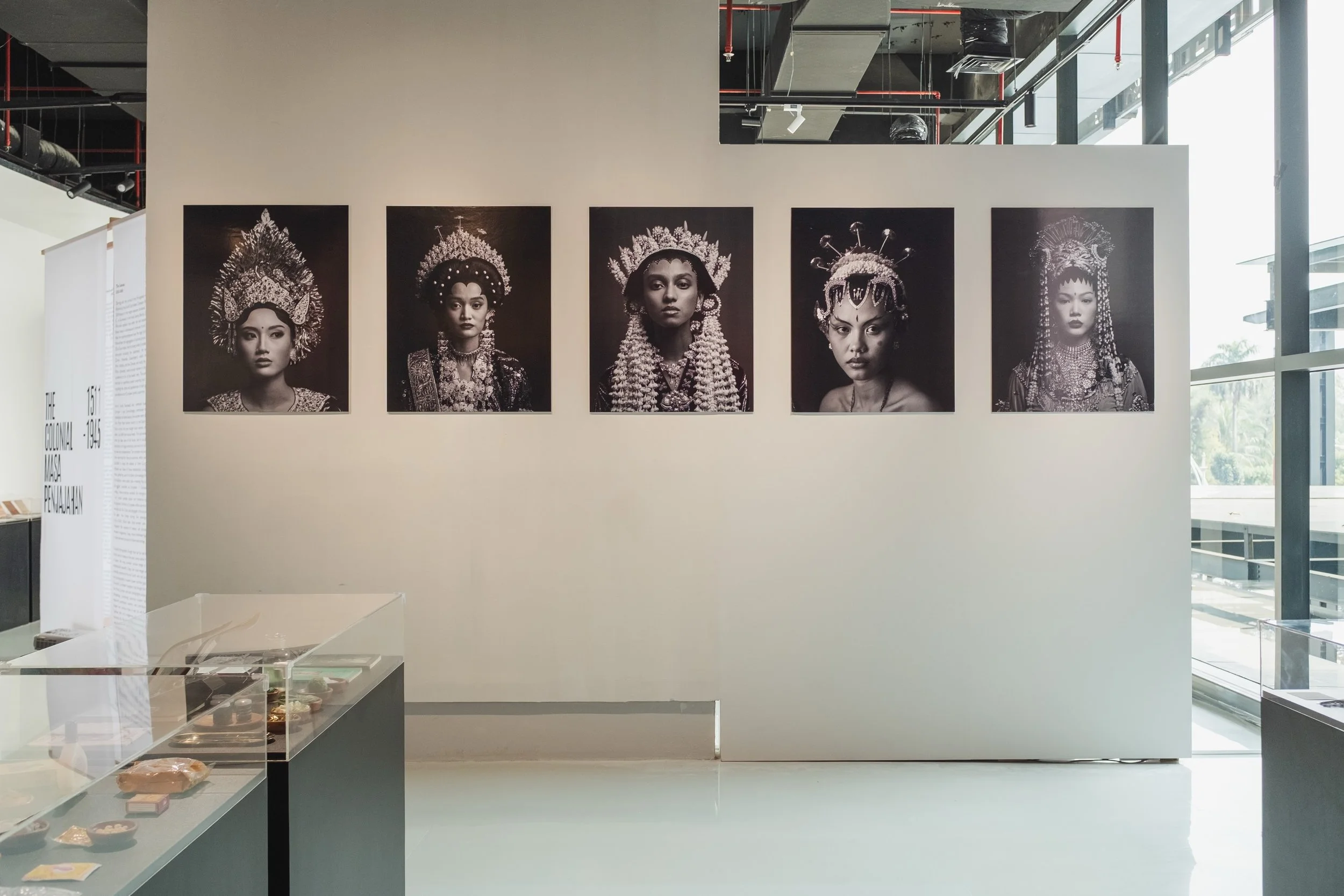 Exhibition view of HYAS: Makeup Through the Ages. Image courtesy of HYAS.