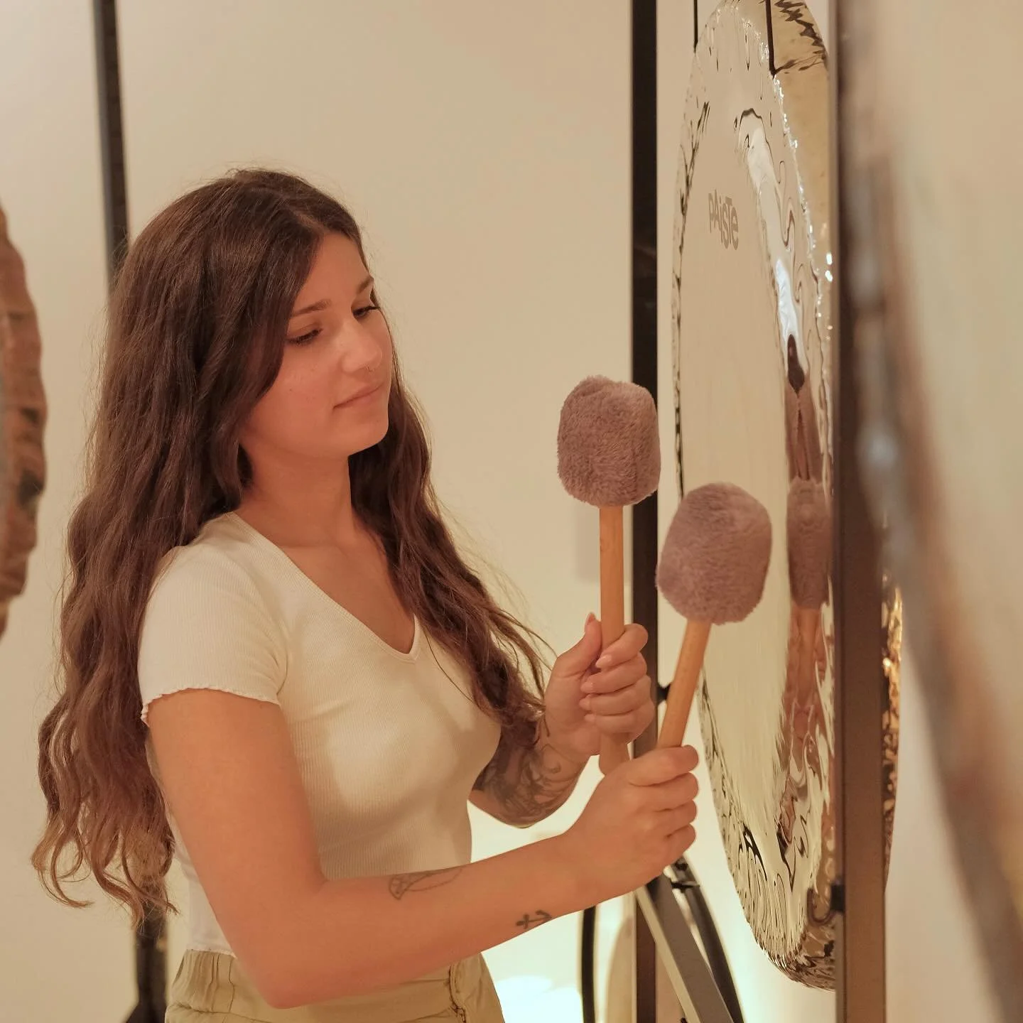 ✨ Soundhealing ✨
Klang tr&auml;gt uns dorthin, wo Worte nicht mehr reichen.
Die Vibrationen des Gongs &ouml;ffnen R&auml;ume f&uuml;r Entspannung, Heilung und ein tiefes Ankommen im Jetzt. 🌙

#soundhealing #gongbath #healingvibes #yinyogaberlin #yin