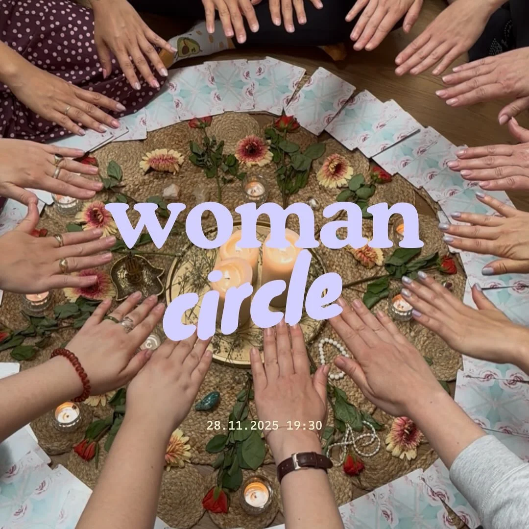 Sei beim letzten Frauenkreis in diesem Jahr dabei 🤍

Der November bringt Stille. Die Welt drau&szlig;en wird langsamer und schenkt uns die M&ouml;glichkeit, nach innen zu lauschen.
In dieser tief n&auml;hrenden Praxis verbinden wir uns mit unserer I