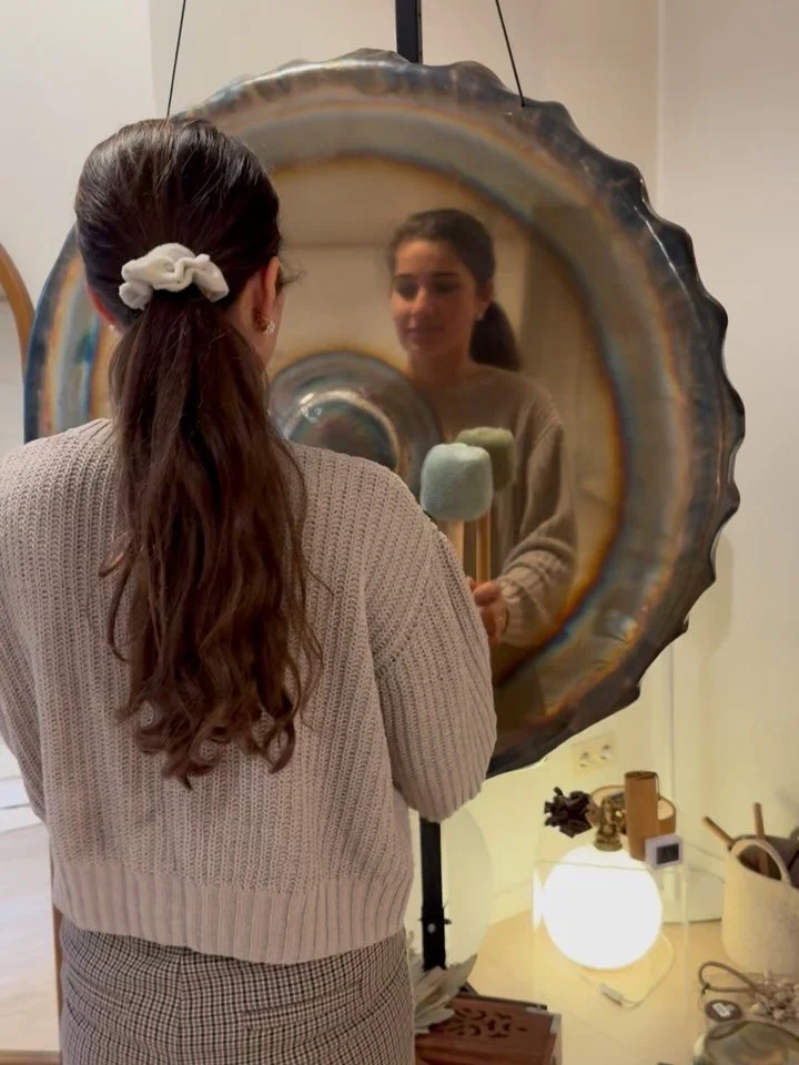 Vor 3 Wochen habe ich an einem Gong Workshop teilgenommen um noch tiefer in die Welt der Kl&auml;nge einzutauchen.

Meine Aha Momente daraus: 

☁️ Ein Gong reicht aus, um eine tiefe und ber&uuml;hrende Klangmeditation zu halten, da er viele verschied