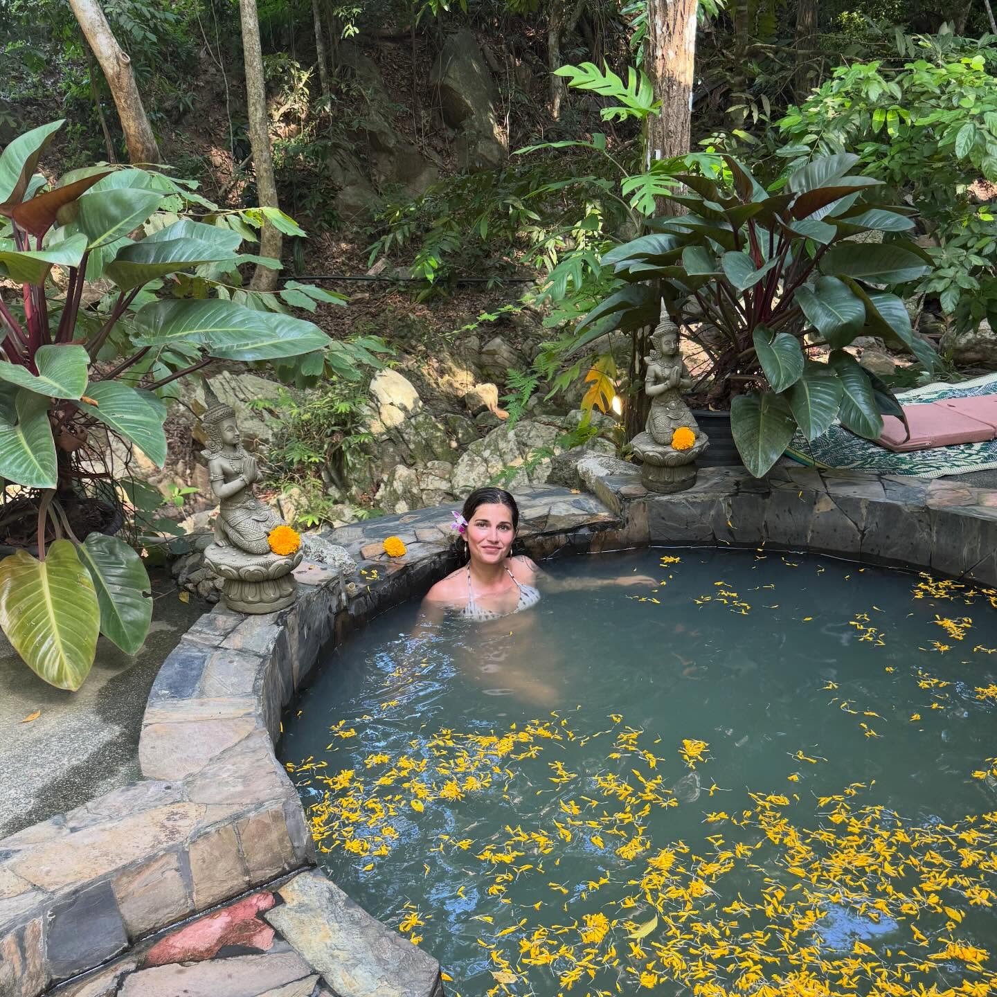 GODDESS DAY 🌴 

Das hier war ein Sacred Space f&uuml;r Frauen. Wir haben uns mit verschiedenen selbstgemachten Peelings und K&ouml;rpermasken aus nat&uuml;rlichen Zutaten einmassiert.

Oft unwissend haben wir Frauen gleiche Sorgen und Unsicherheiten