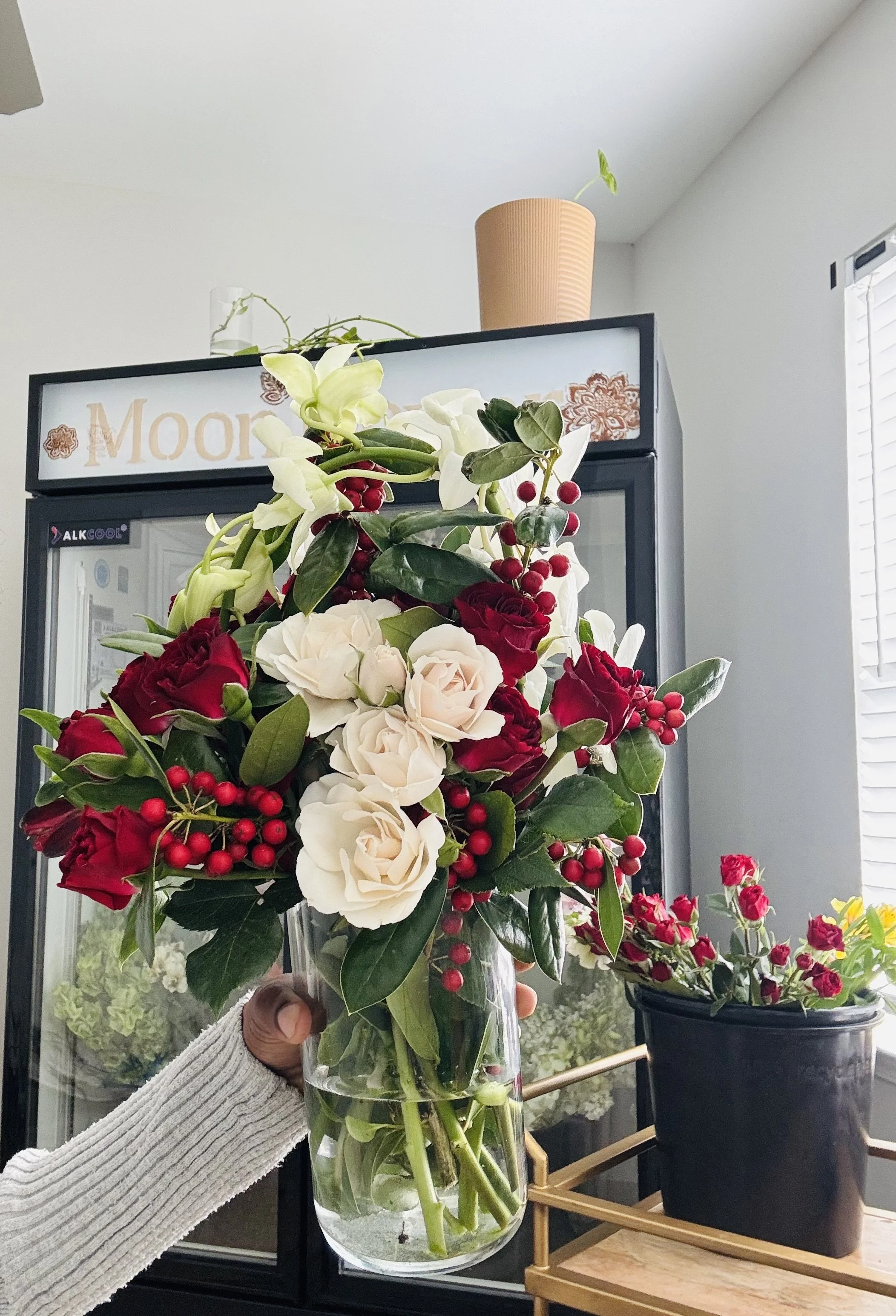 Winter Rose Garden Arrangement 🤍🌿