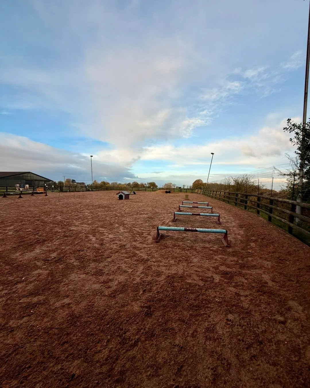 ☀️ Blue skies, clean ground, happy dogs.
The park’s looking absolutely gorgeous today - the perfect space for a good run, some jumps, and a proper tail-wagging session 🐕💨
✅ Secure & private field
✅ Mud-free surface
✅ Agility jumps, tunn