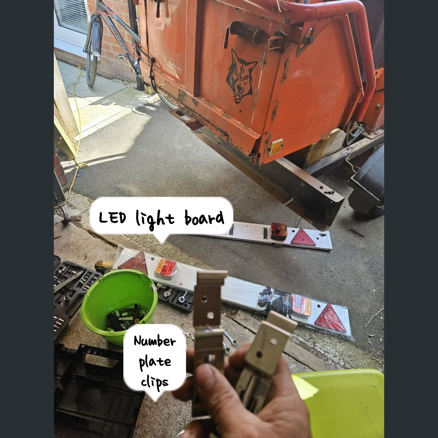 Sprucing up the tail board on the old Timberwolf.
New mud guards next...🔧