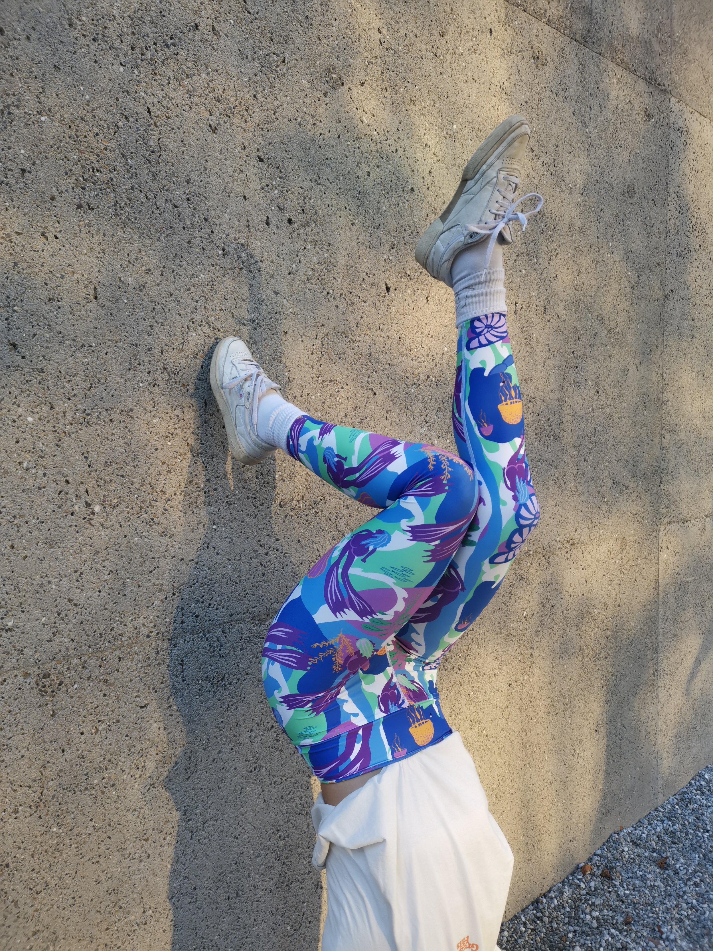 Leggins Closeup vor Wand
