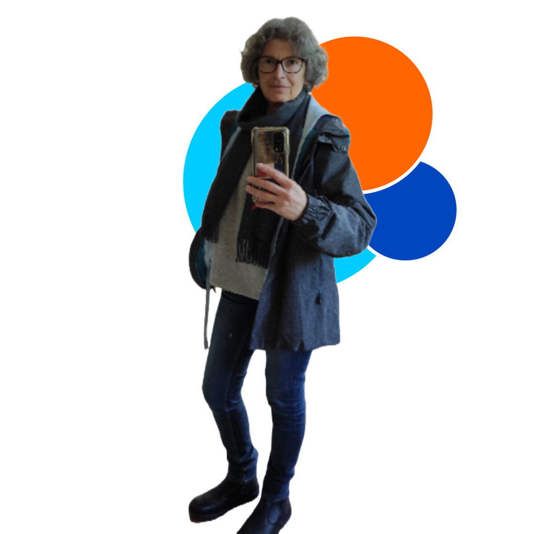 Isabelle JULIEN,  conseillère numérique prête à recevoir votre appel avec un téléphone pour prendre rendez-vous, portant un manteau gris, une écharpe noire, des lunettes, et des bottes noires, en arrière-plan des formes géométriques colorées.