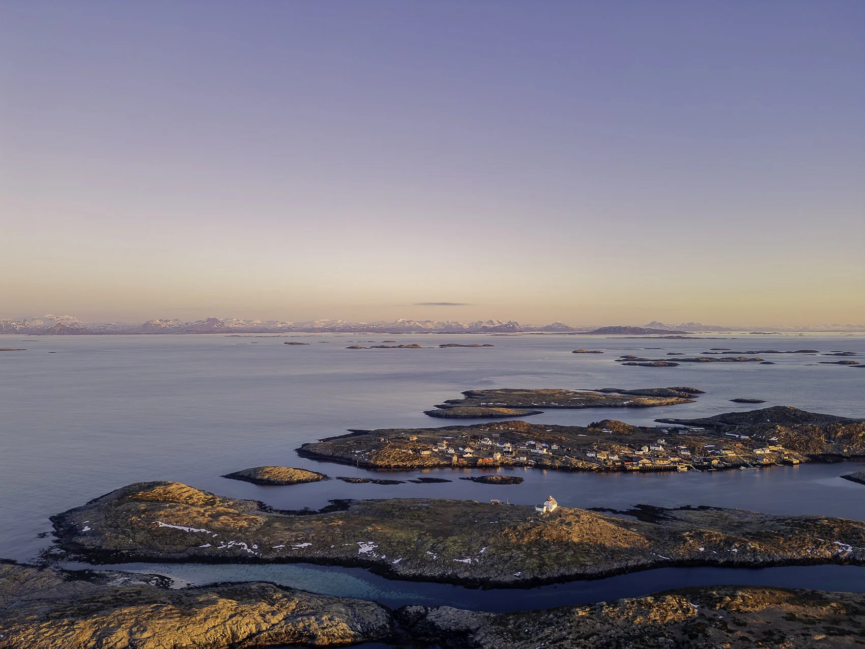 Och Ljuset Skimrar Över Hav och Land // Myken November Island