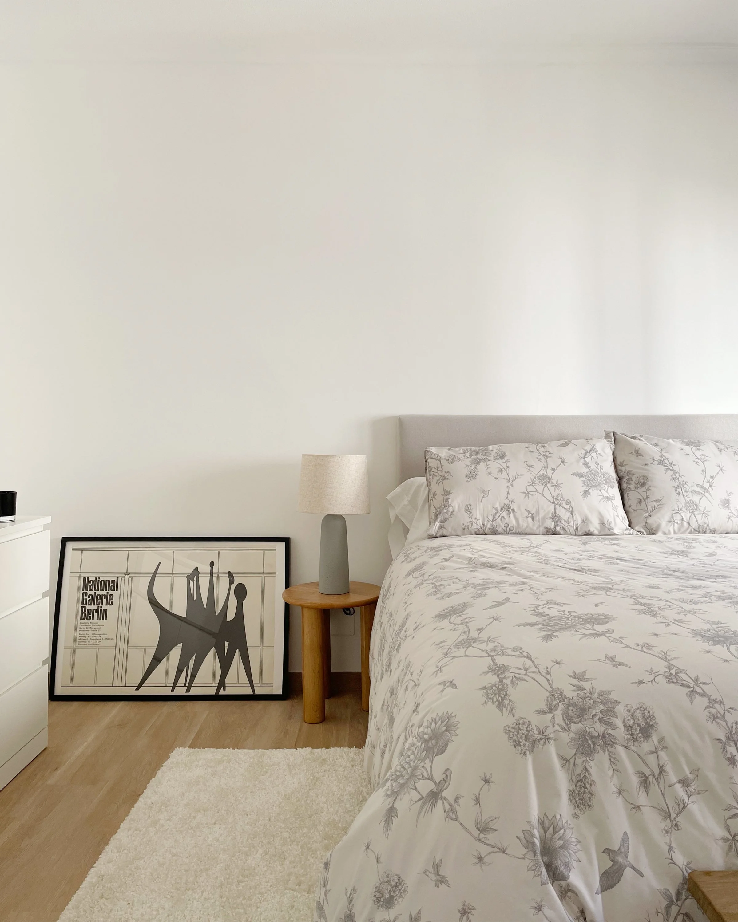 Bedroom decoration with neutral tonos, contemporary design