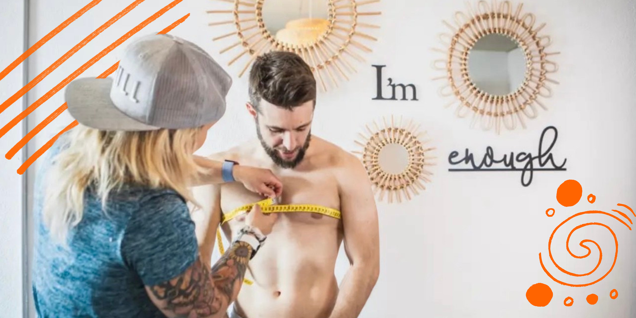 Une femme mesure le tour de poitrine d'un homme nu avec un ruban à mesurer dans une pièce décorée avec des miroirs ronds en rotin et un panneau avec écrire "I'm enough".