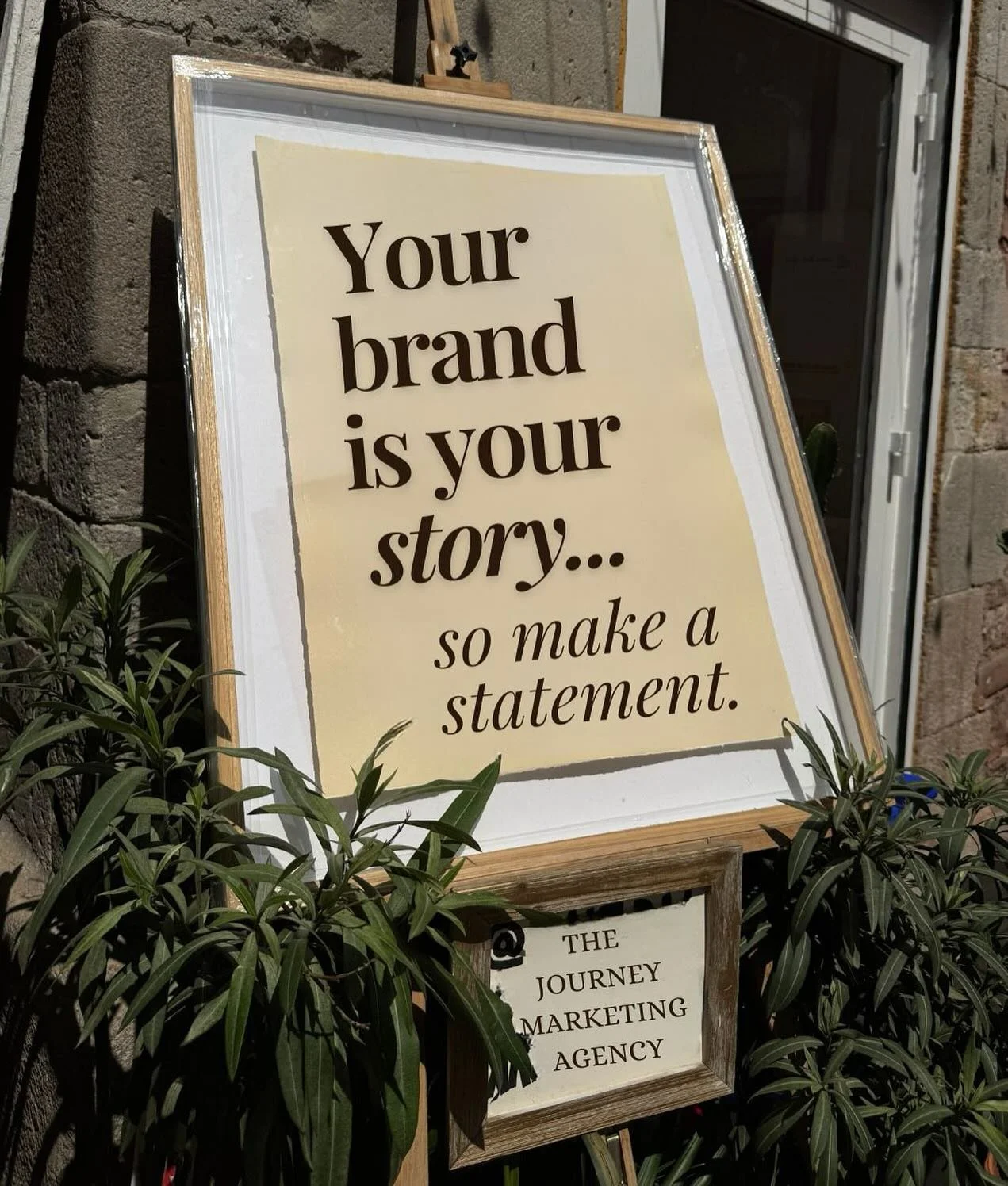 Your brand is the heart of your business. 
Marketing is how you share it with the world. 🌎 
Make it unforgettable. Make a statement. 

I help businesses create branding that resonates with their audience and makes an impact.

Every brand has a Journ