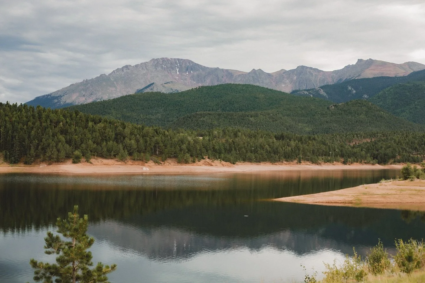 Pike National Forest // Crystal Creek Reservoir // Colorado 🏔️ 

Canon 6D Mark II 50mm f1.8 

#midwestphotographer #nationalparks #pikespeak