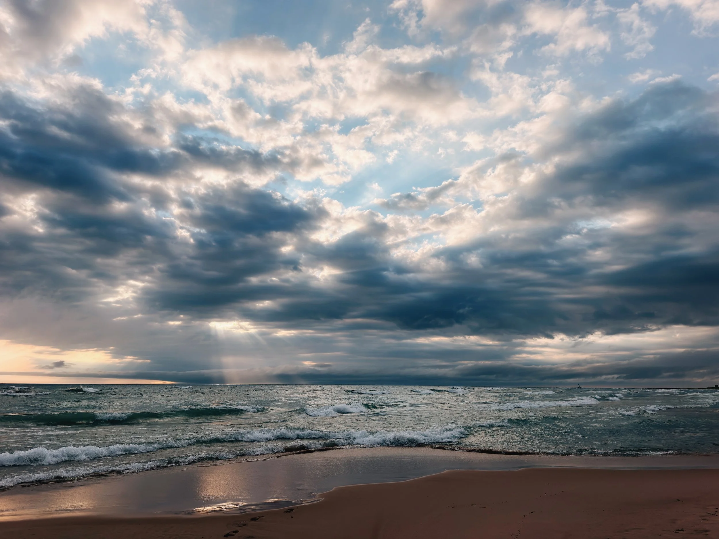 Midwestern sky 🌅 

📷 iPhone 17 Pro Max 

#lakemichigan #midwestlife #midwestphotographer #michigan