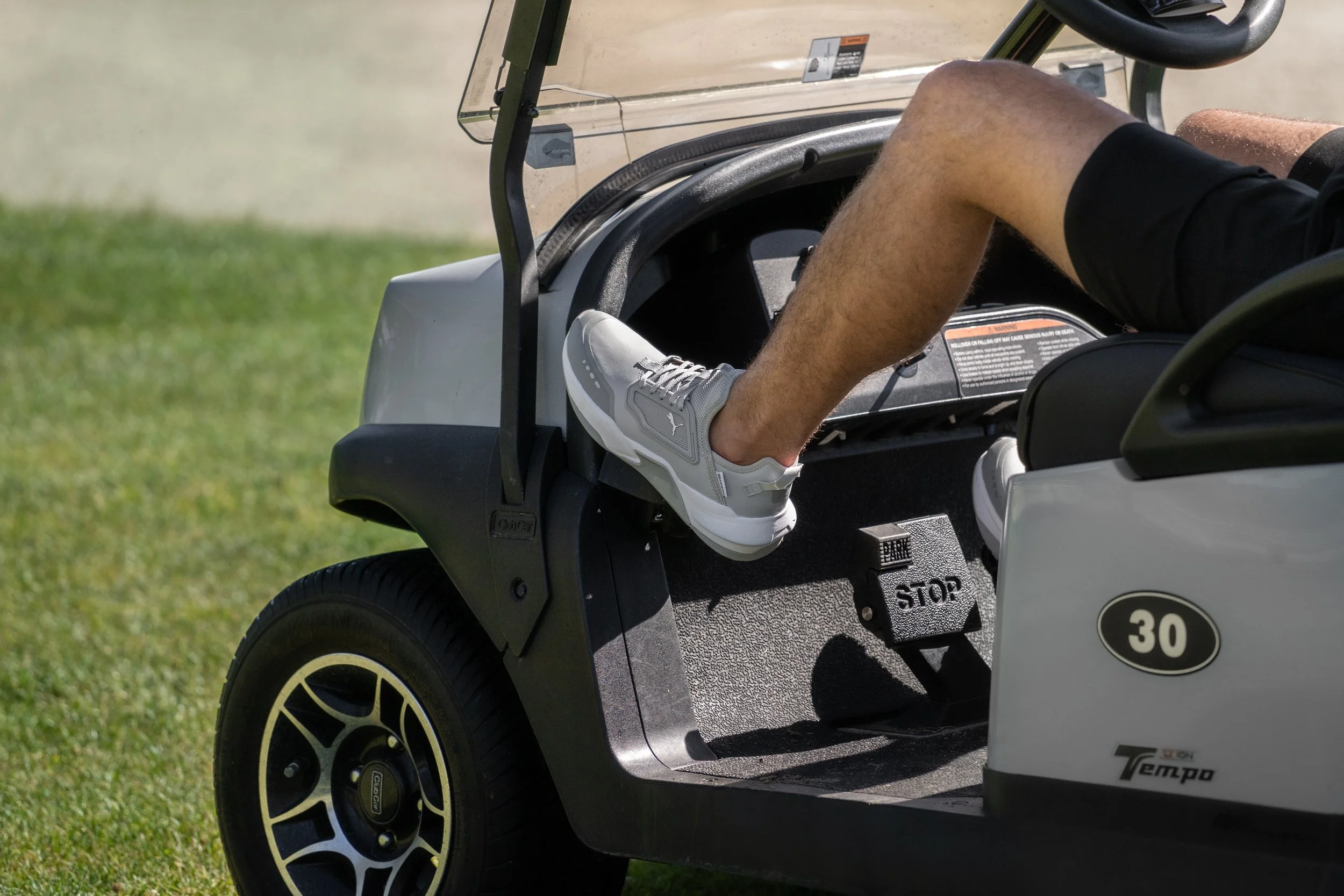 22SS_xGO_Footwear_GSONE_OnCourse_Model-Grey_02733.jpg